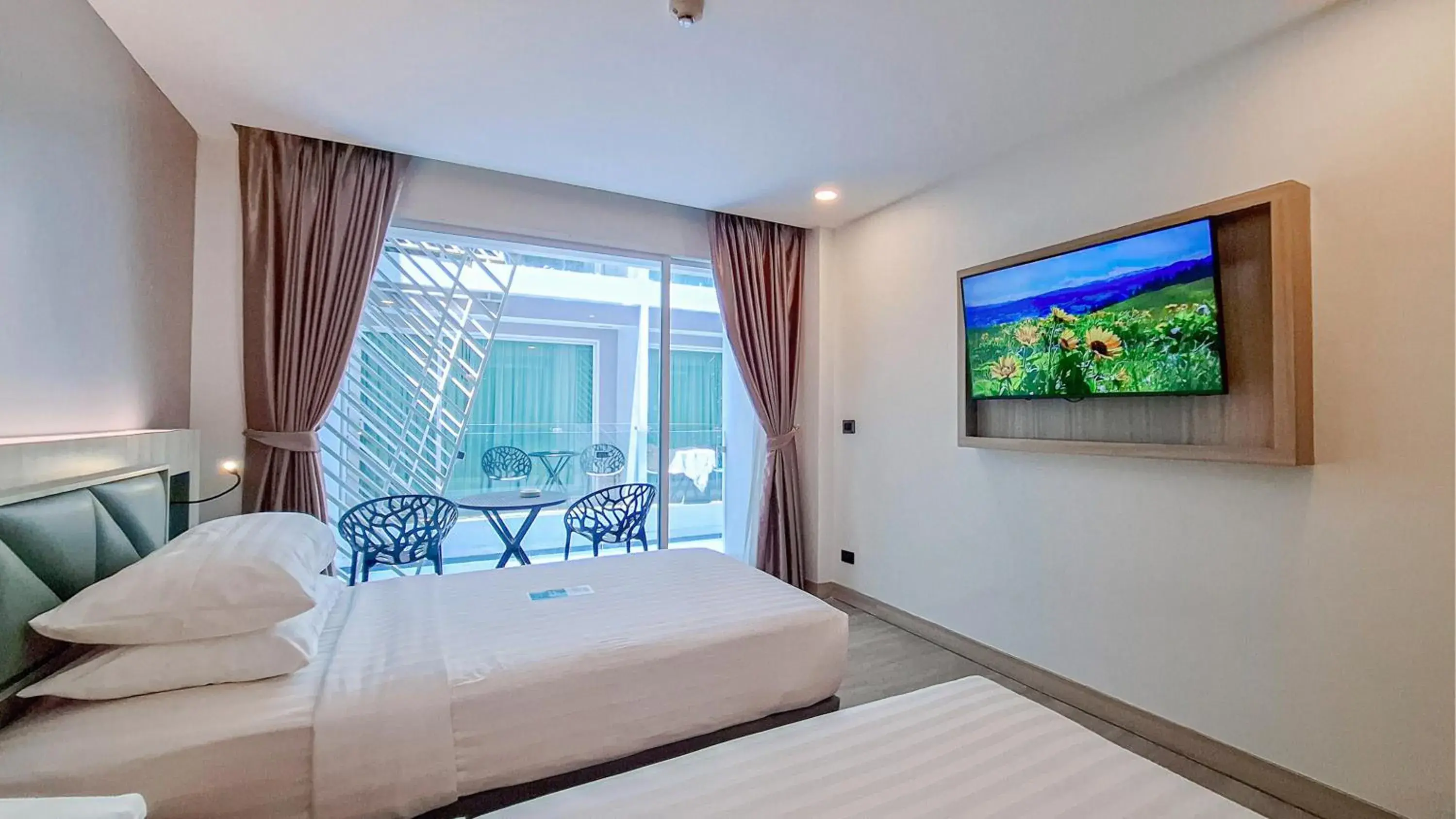 Deluxe Twin Room with Balcony in Clarian Hotel Beach Patong Deluxe Twin Room with Balcony in Clarian Hotel Beach Patong