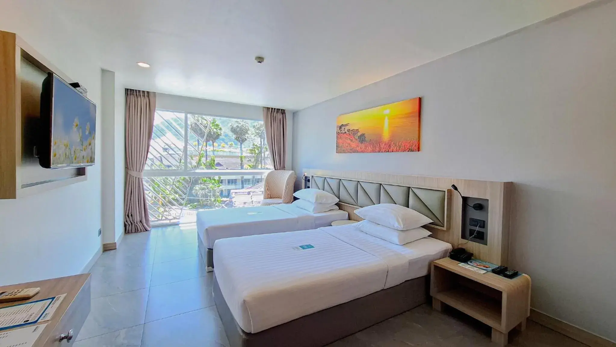 Premium Superior Twin Room with Mountain View in Clarian Hotel Beach Patong Premium Superior Twin Room with Mountain View in Clarian Hotel Beach Patong