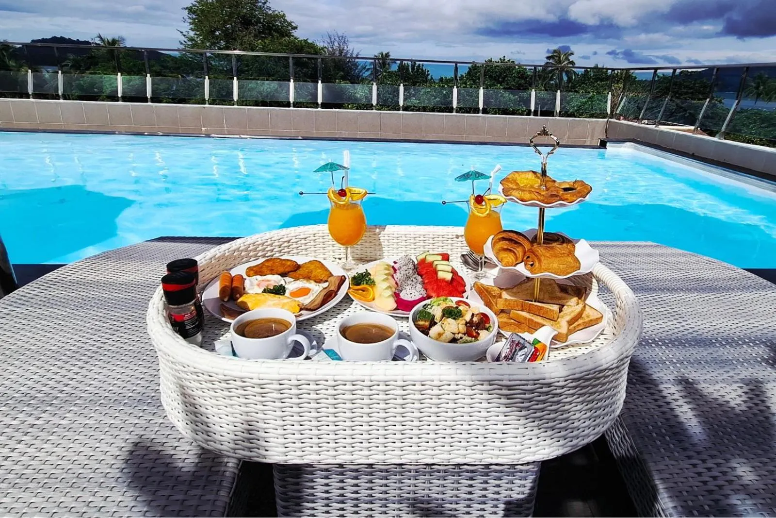 Food and drinks in Clarian Hotel Beach Patong