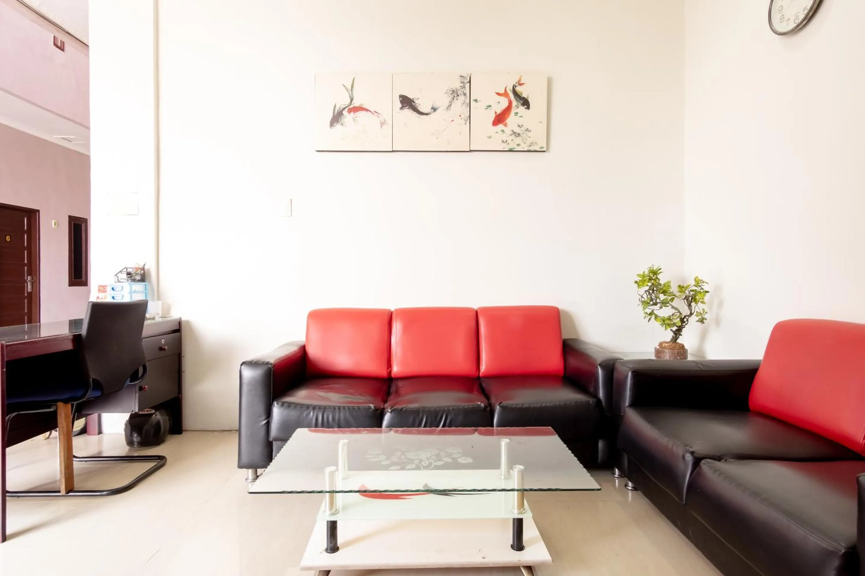 Seating area in Vandolia Guest House Medan RedPartner