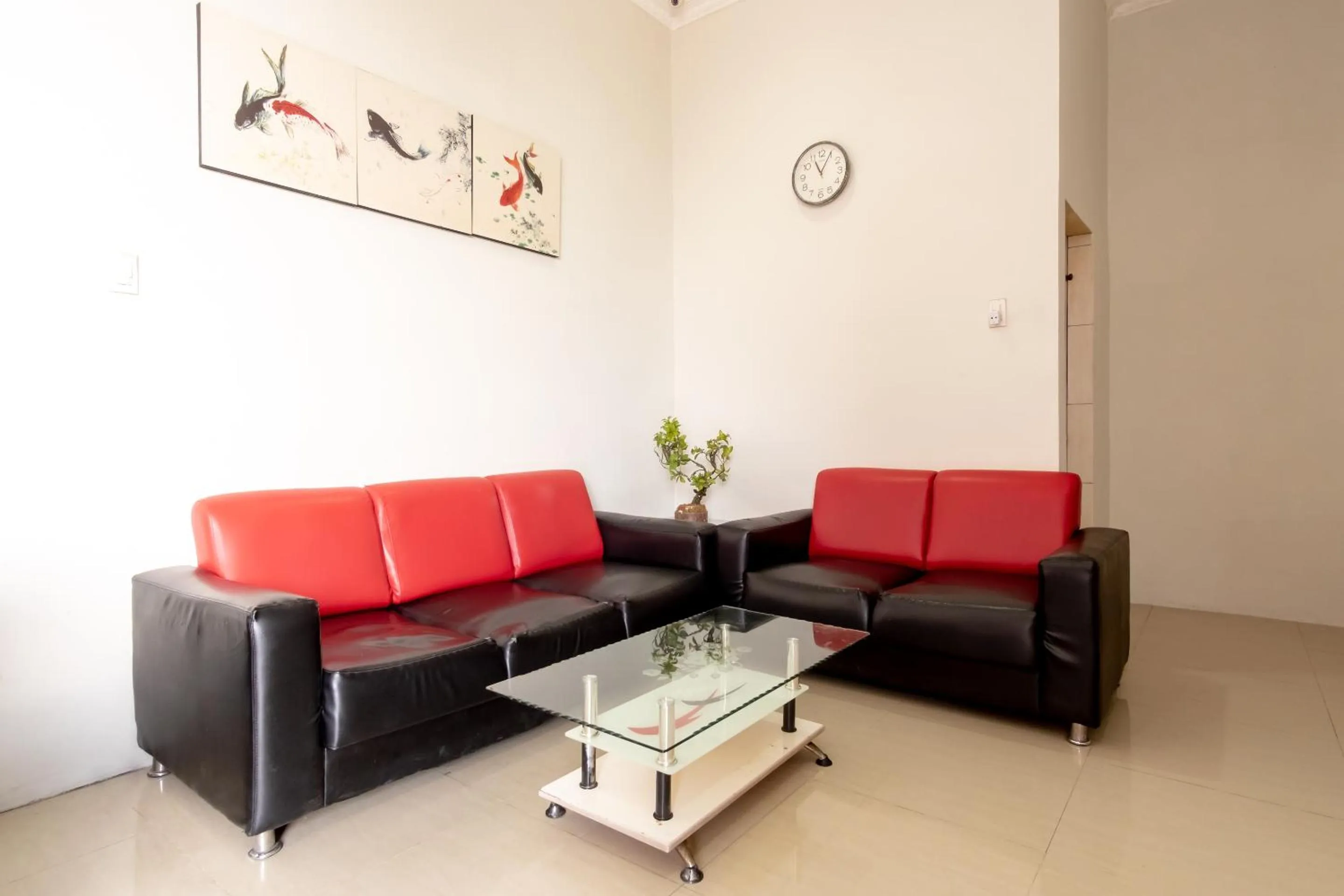 Seating area in Vandolia Guest House Medan RedPartner