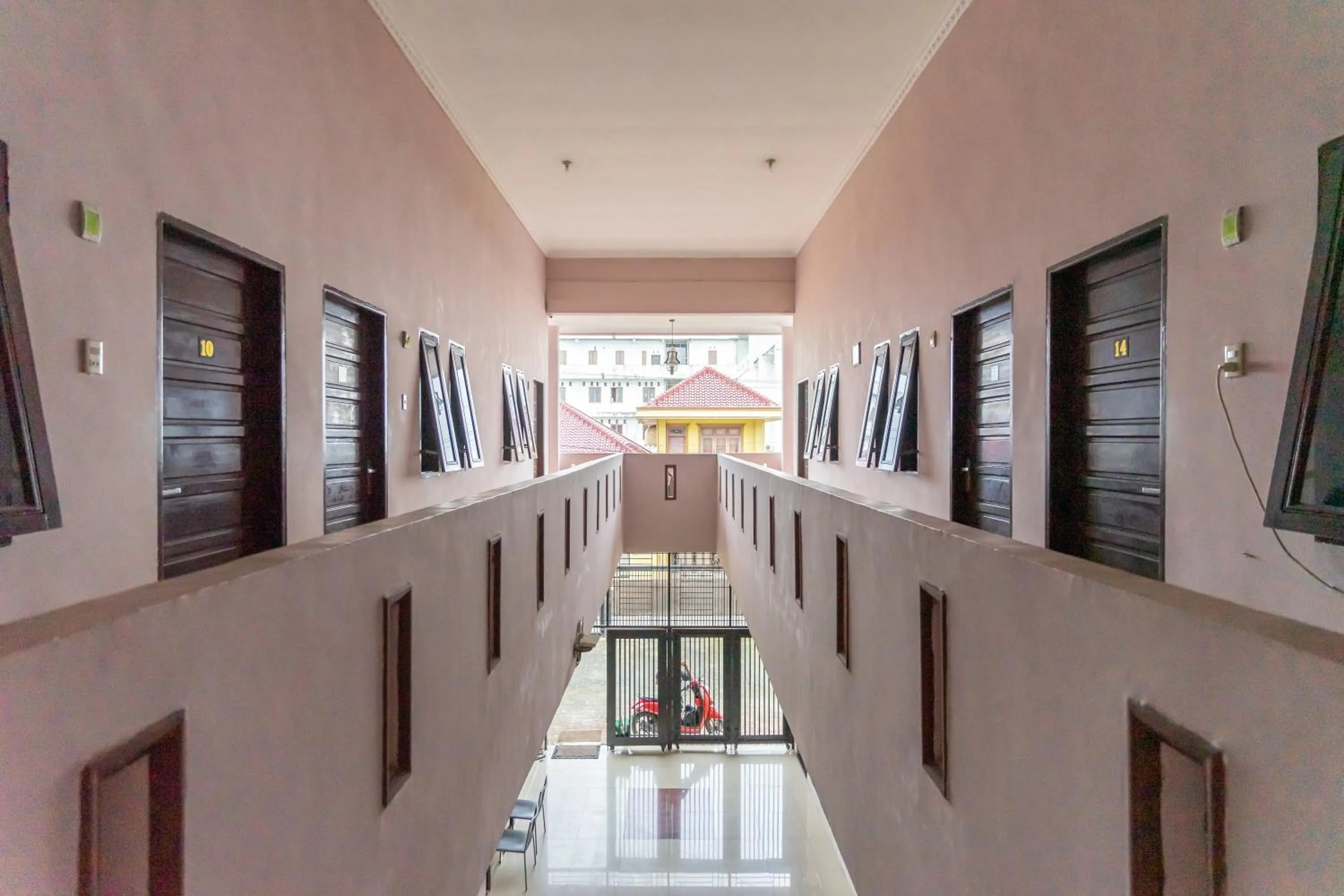 Balcony/Terrace in Vandolia Guest House Medan RedPartner