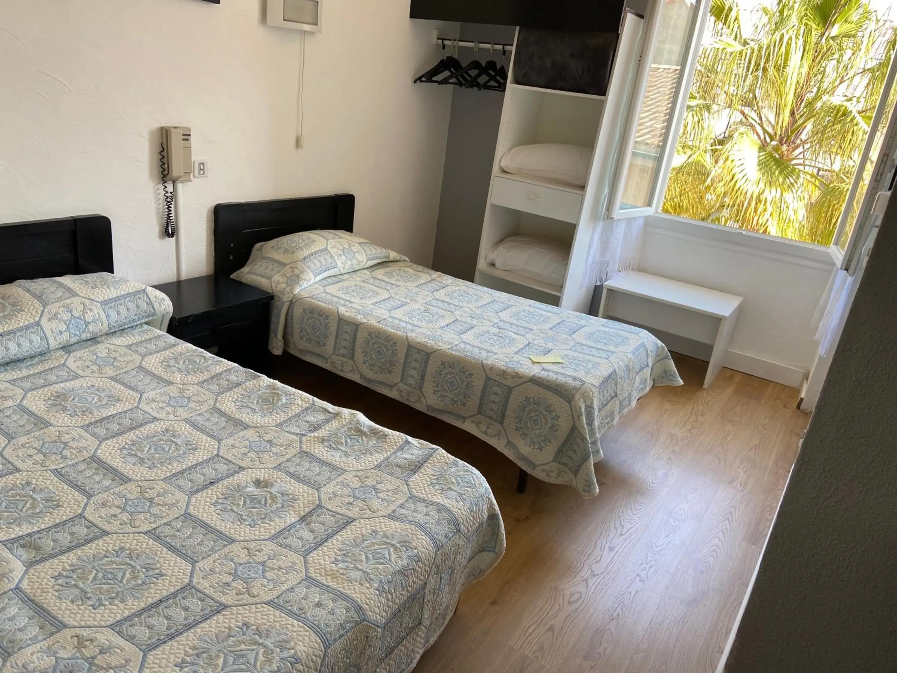 Basic Triple Room in Hôtel Belle Vue d'Angleterre Basic Triple Room in Hôtel Belle Vue d'Angleterre