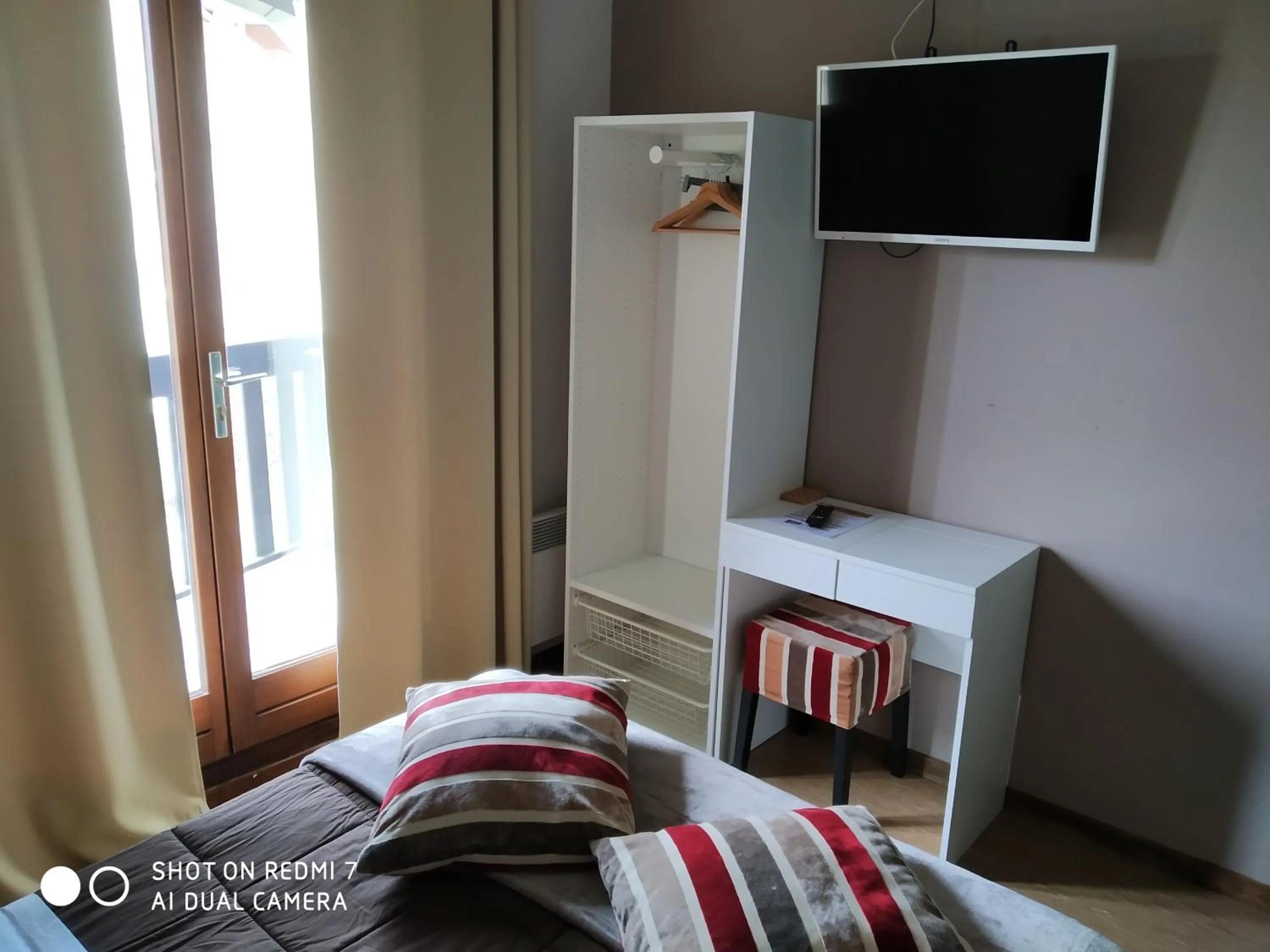 Photo of the whole room, Bed in Chalet Hotel Les Marmottes 2 étoiles NN