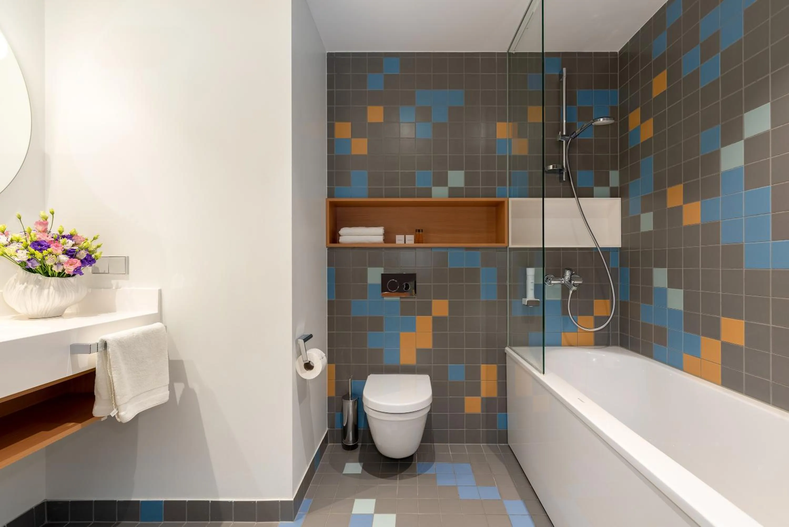 Shower in Hotel Sophia by Tartuhotels