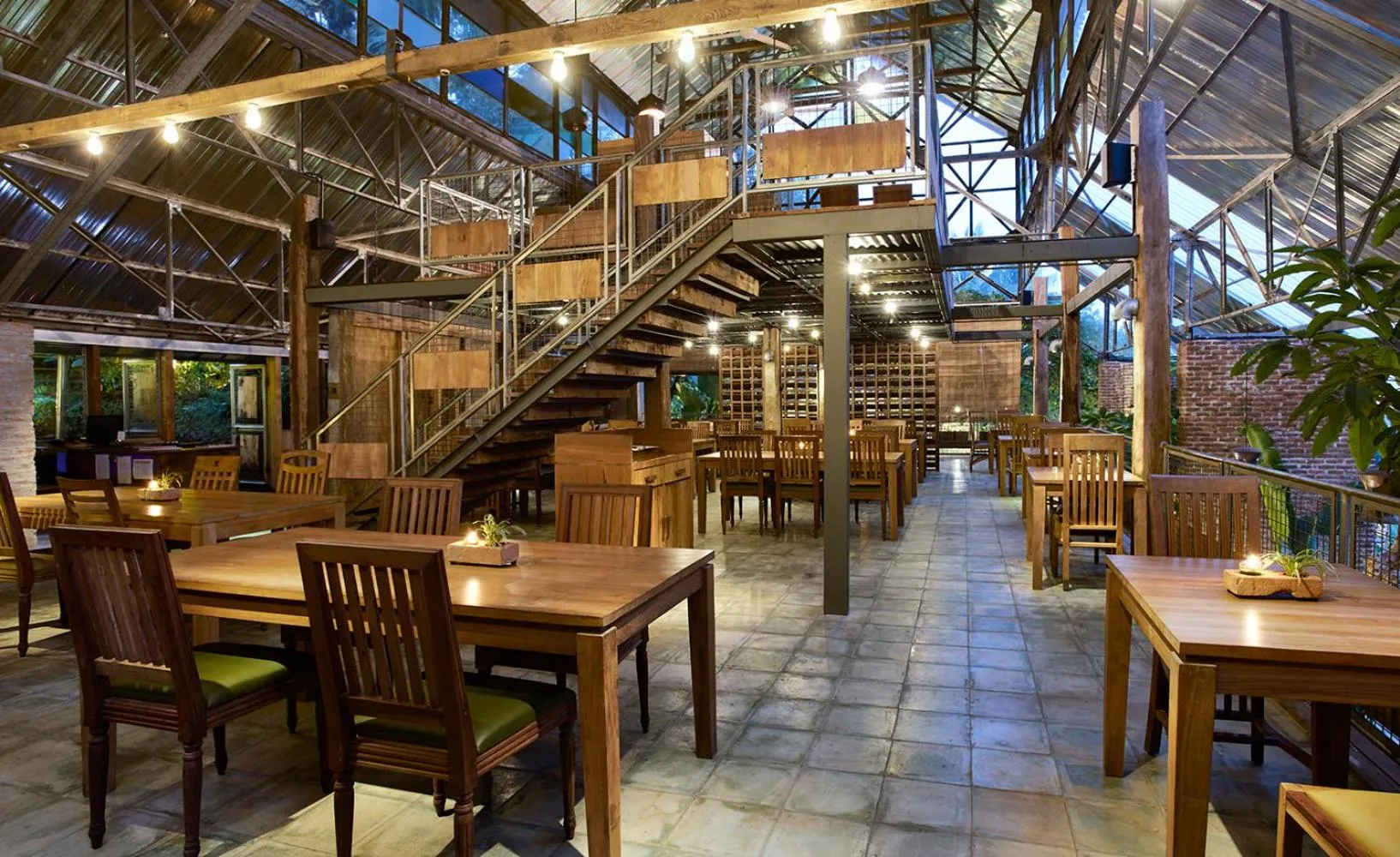 Restaurant/places to eat in Desa Alamanis Resort Villa