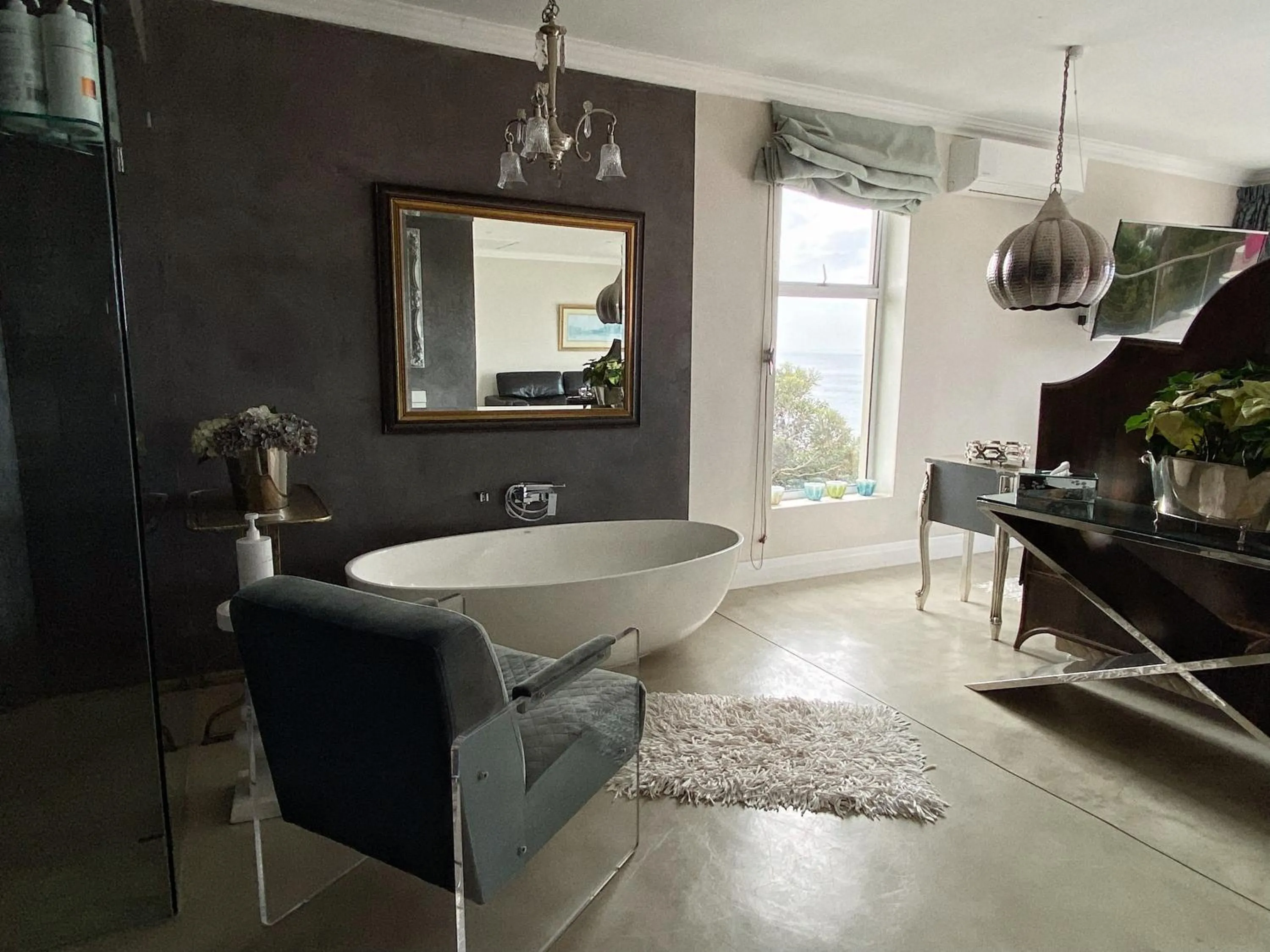 Bathroom in Residence William French