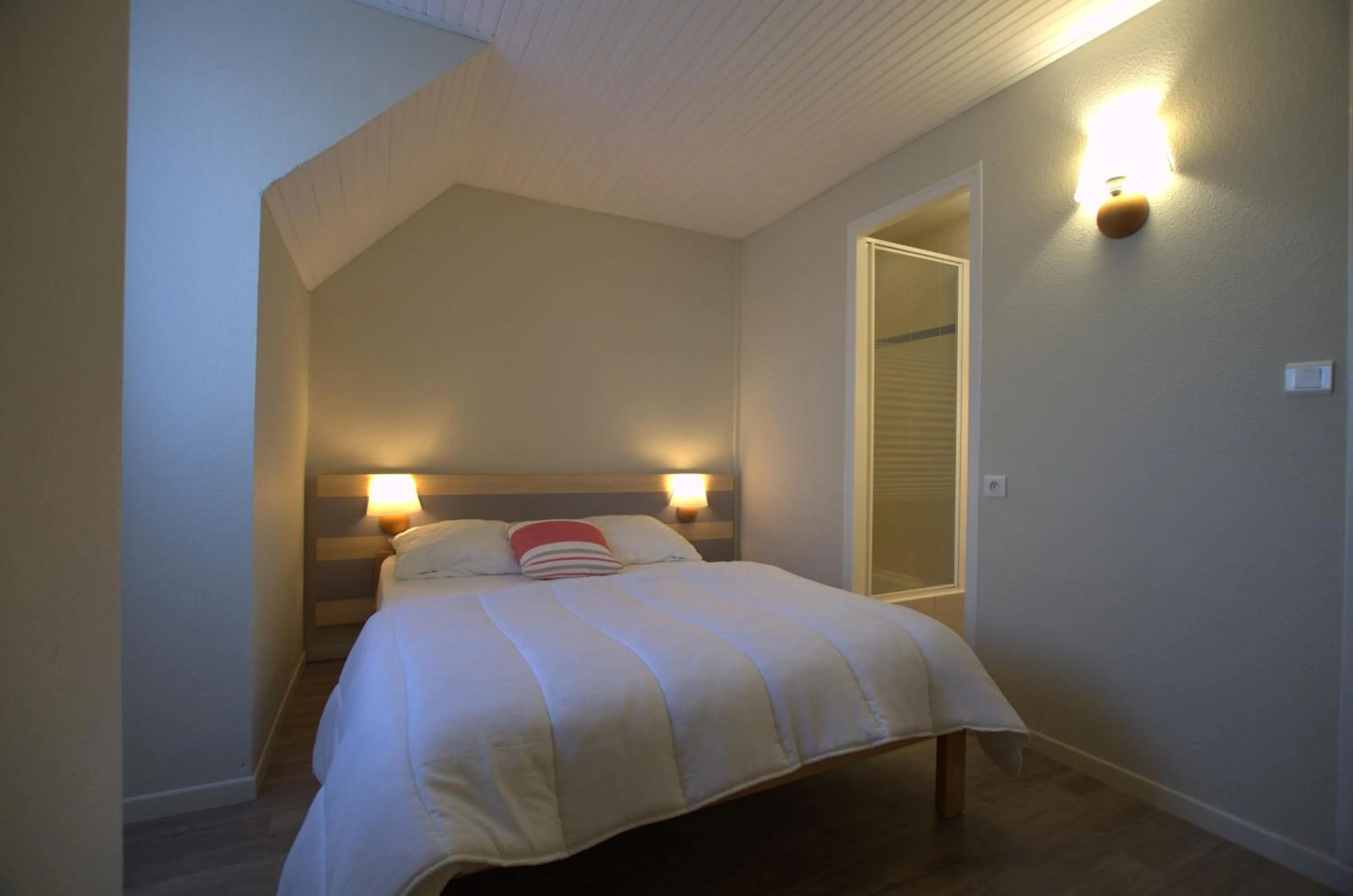 Shower, Bed in Orient Village