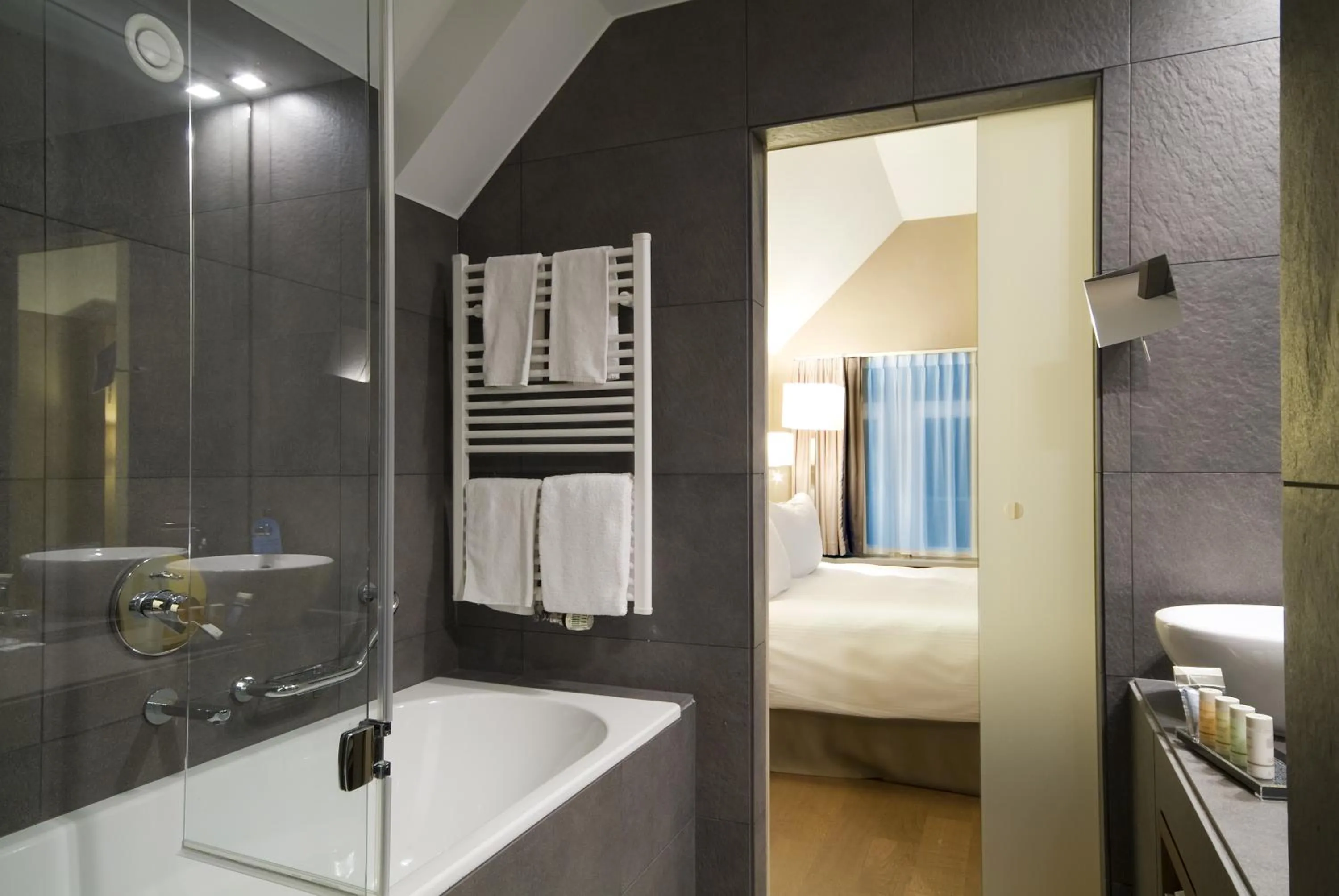 Bathroom, Bed in Radisson BLU Balmoral