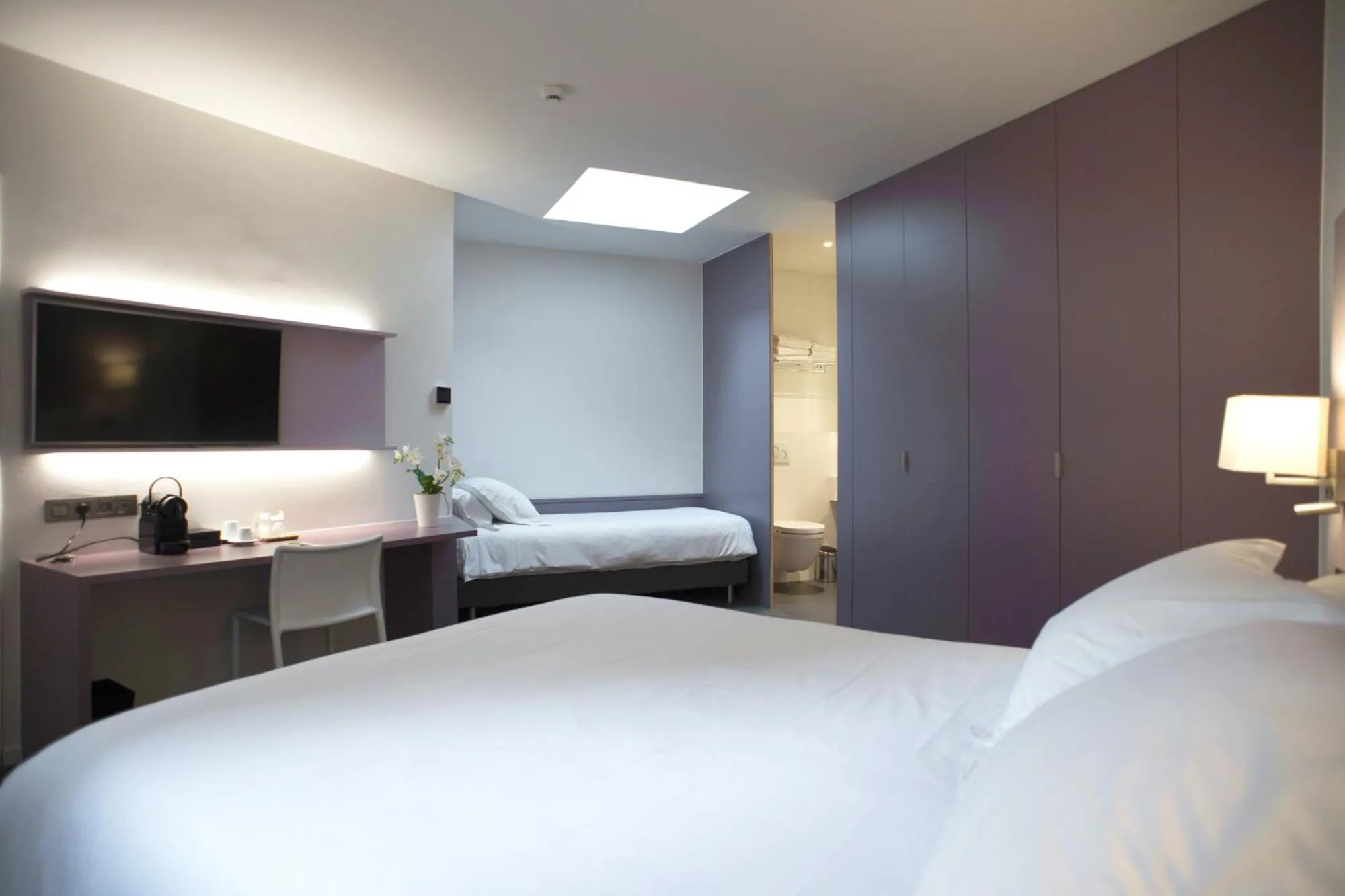 Photo of the whole room, Bed in Hotel Du Congres