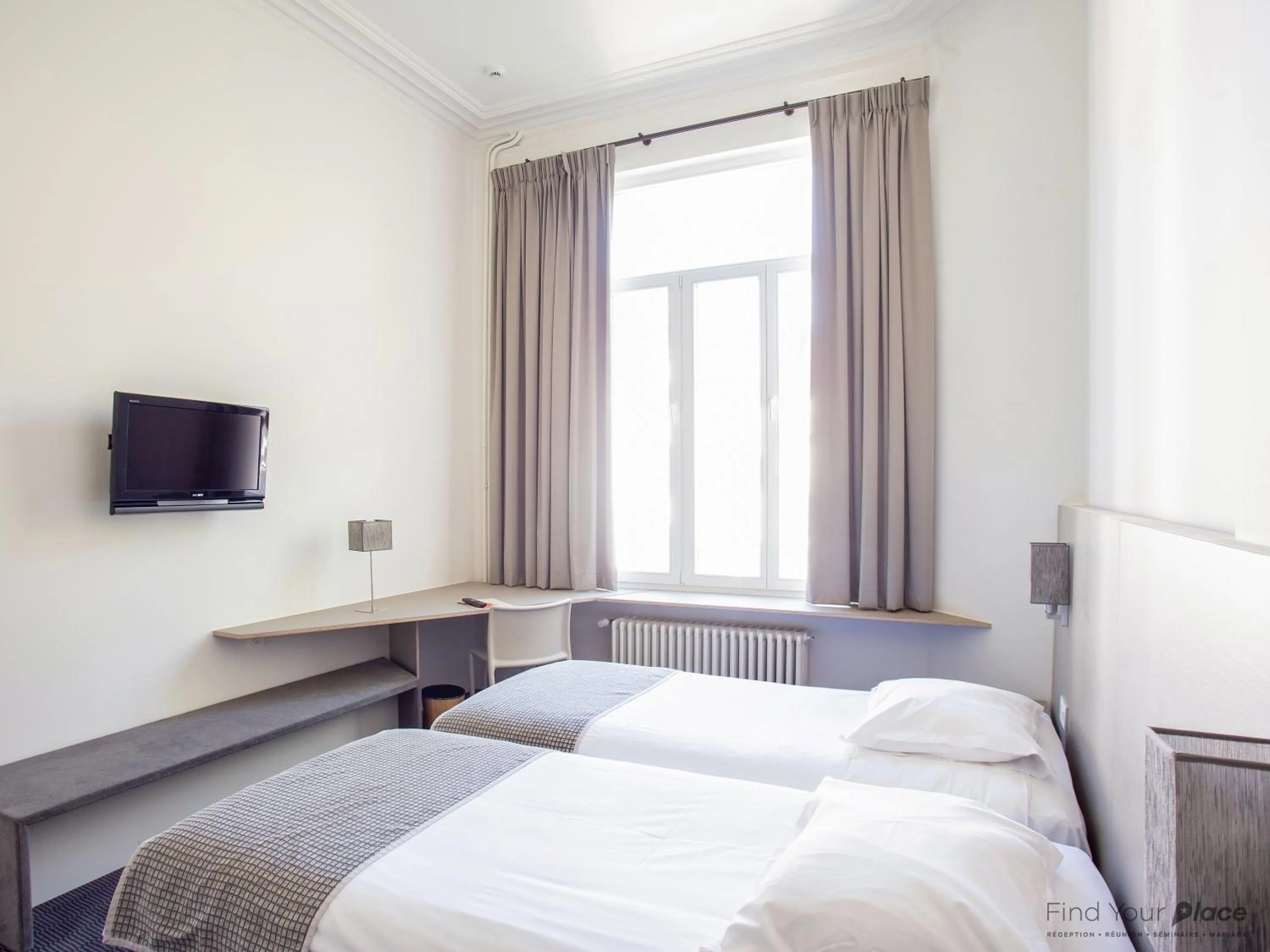 Photo of the whole room, Bed in Hotel Du Congres