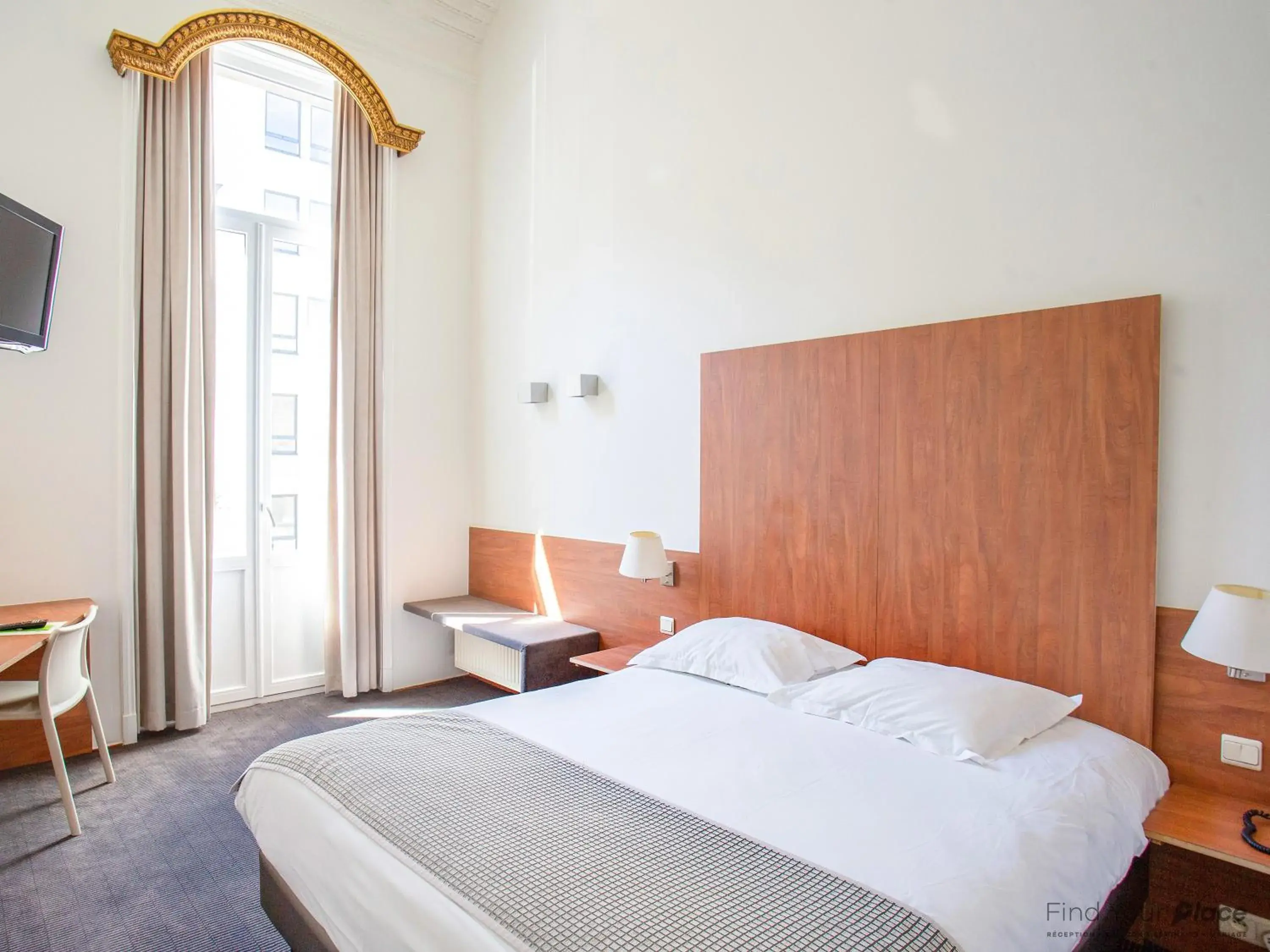 Double Room in Hotel Du Congres Double Room in Hotel Du Congres