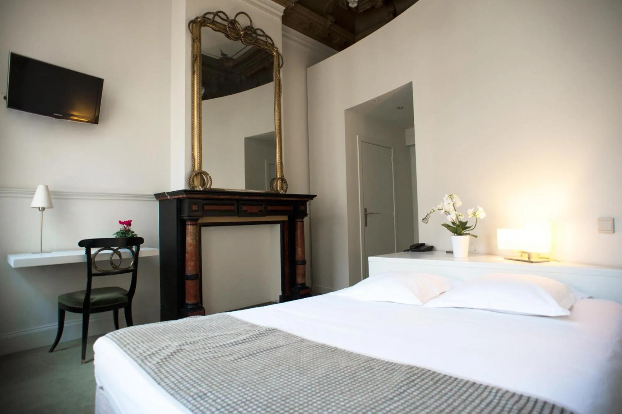 Photo of the whole room, Bed in Hotel Du Congres