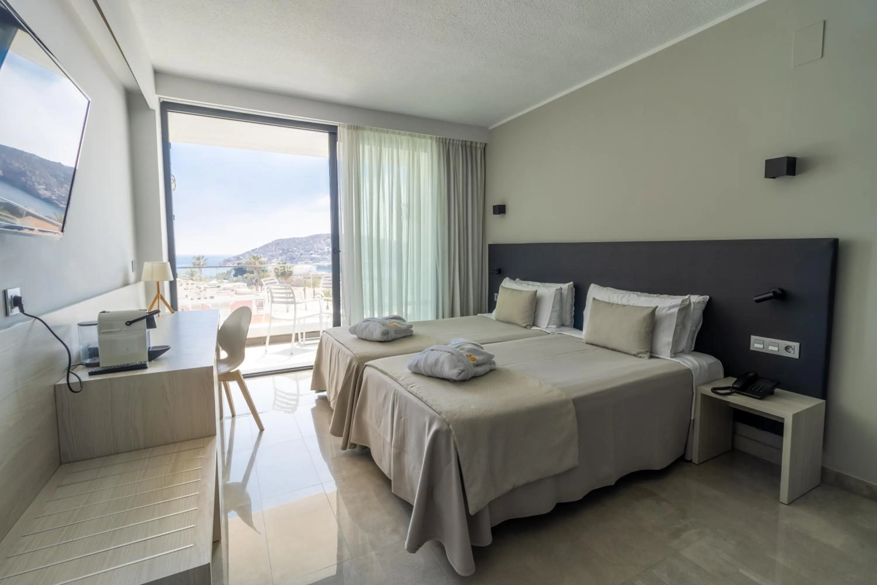 Photo of the whole room, Bed in Dos Playas - 30º hotels