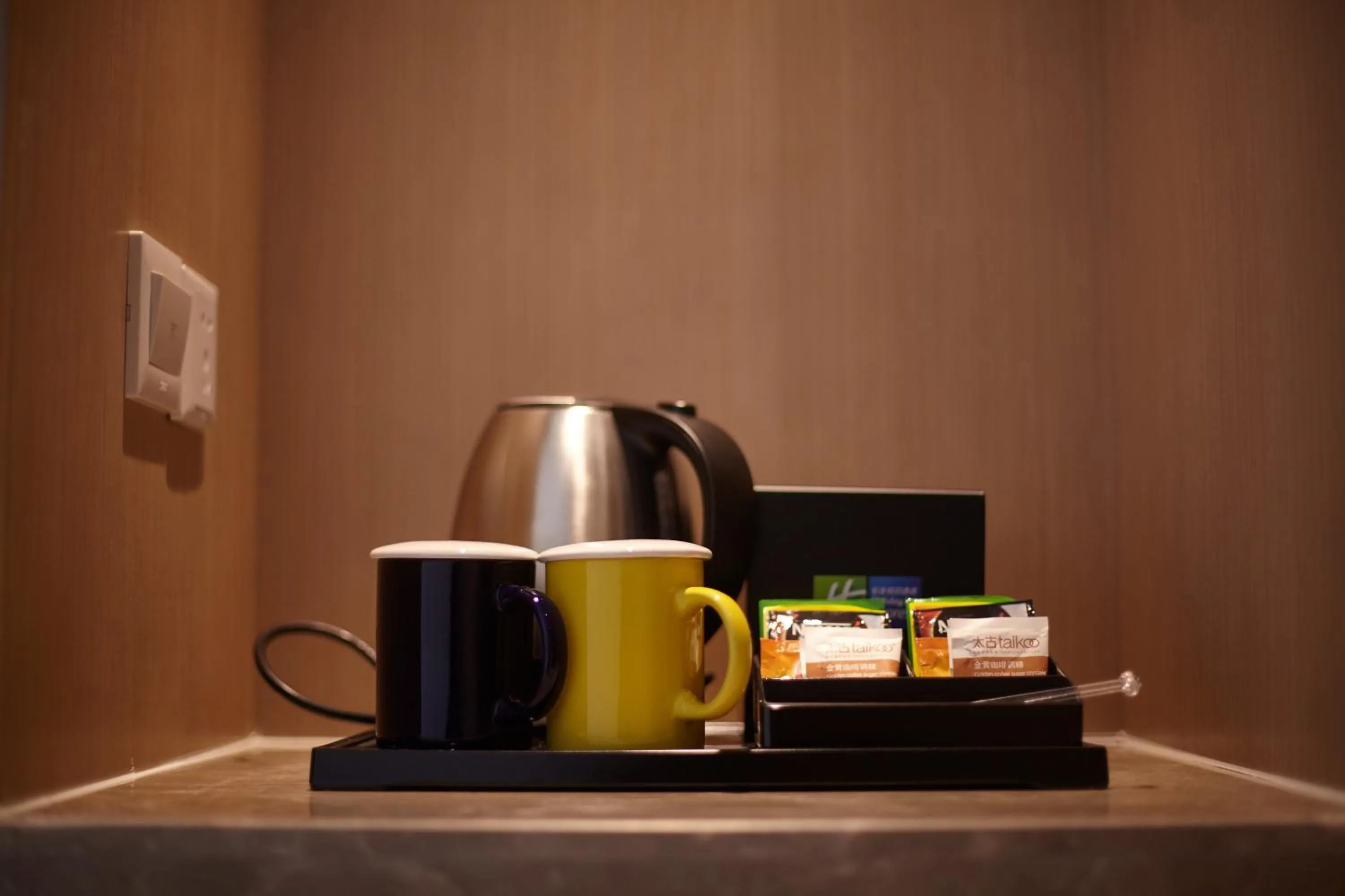 Photo of the whole room, Coffee/Tea Facilities in Holiday Inn Express Shenyang Tawan, an IHG Hotel