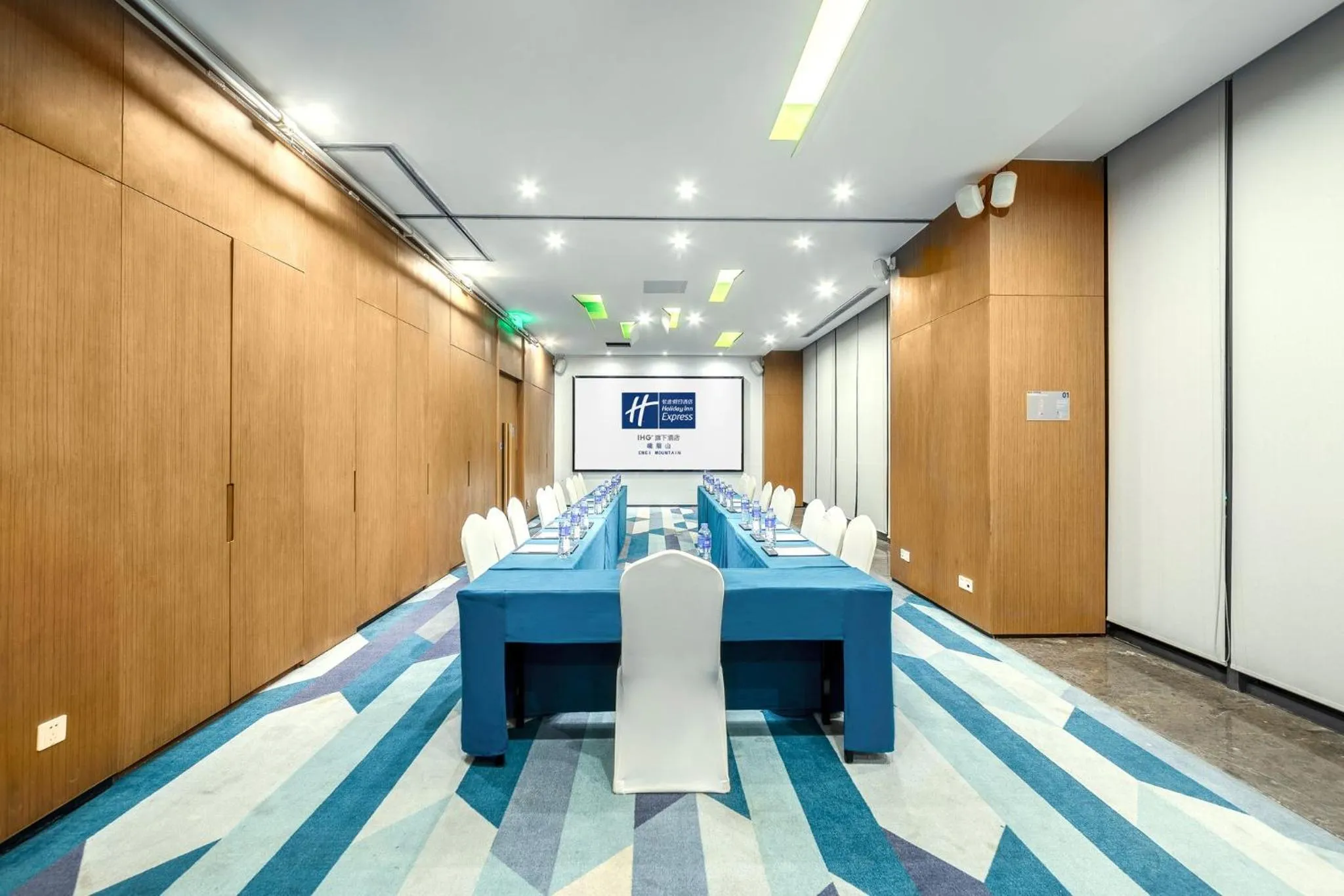 Meeting/conference room in Holiday Inn Express Emei Mountain, an IHG Hotel