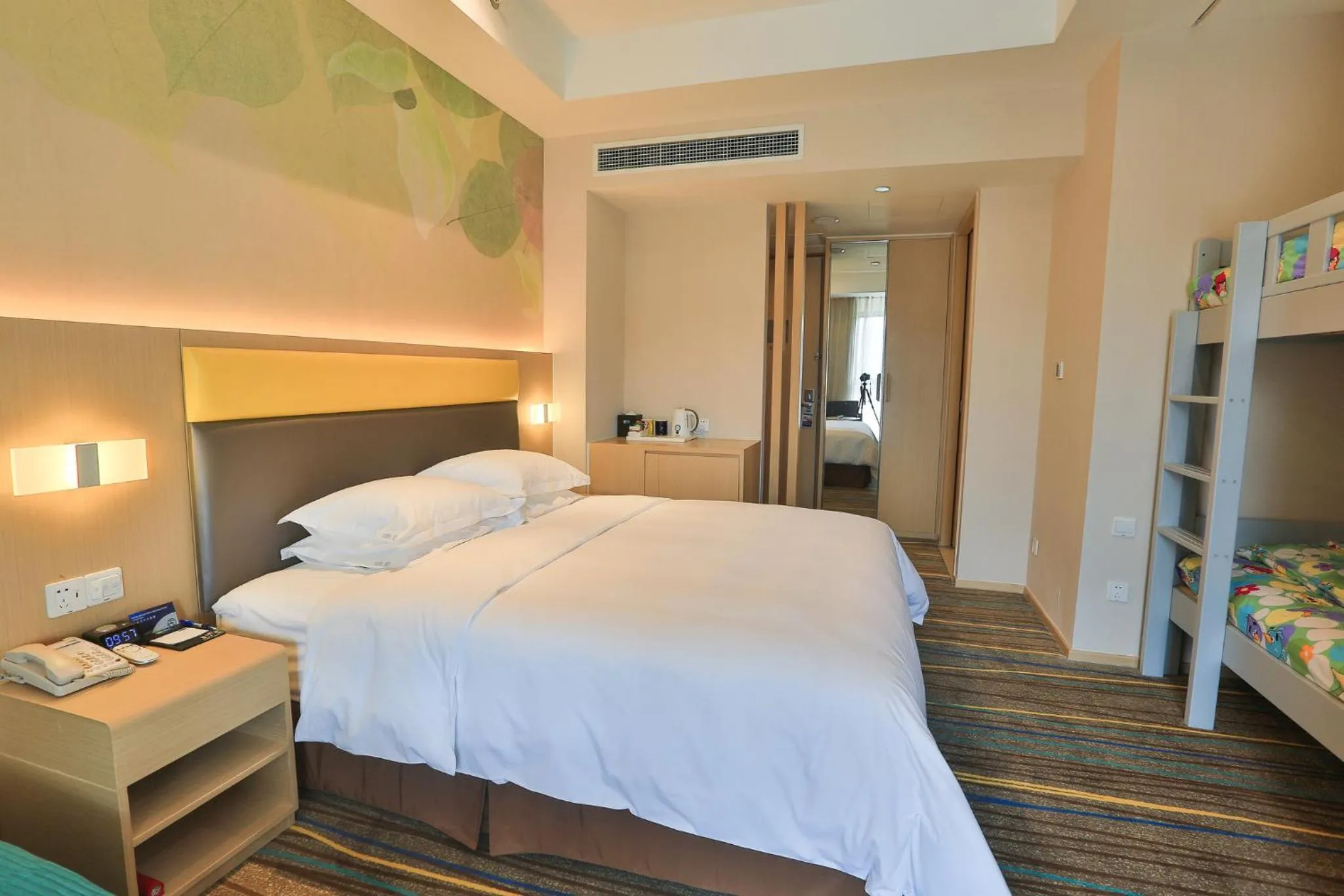 Photo of the whole room in Holiday Inn Express Emei Mountain, an IHG Hotel