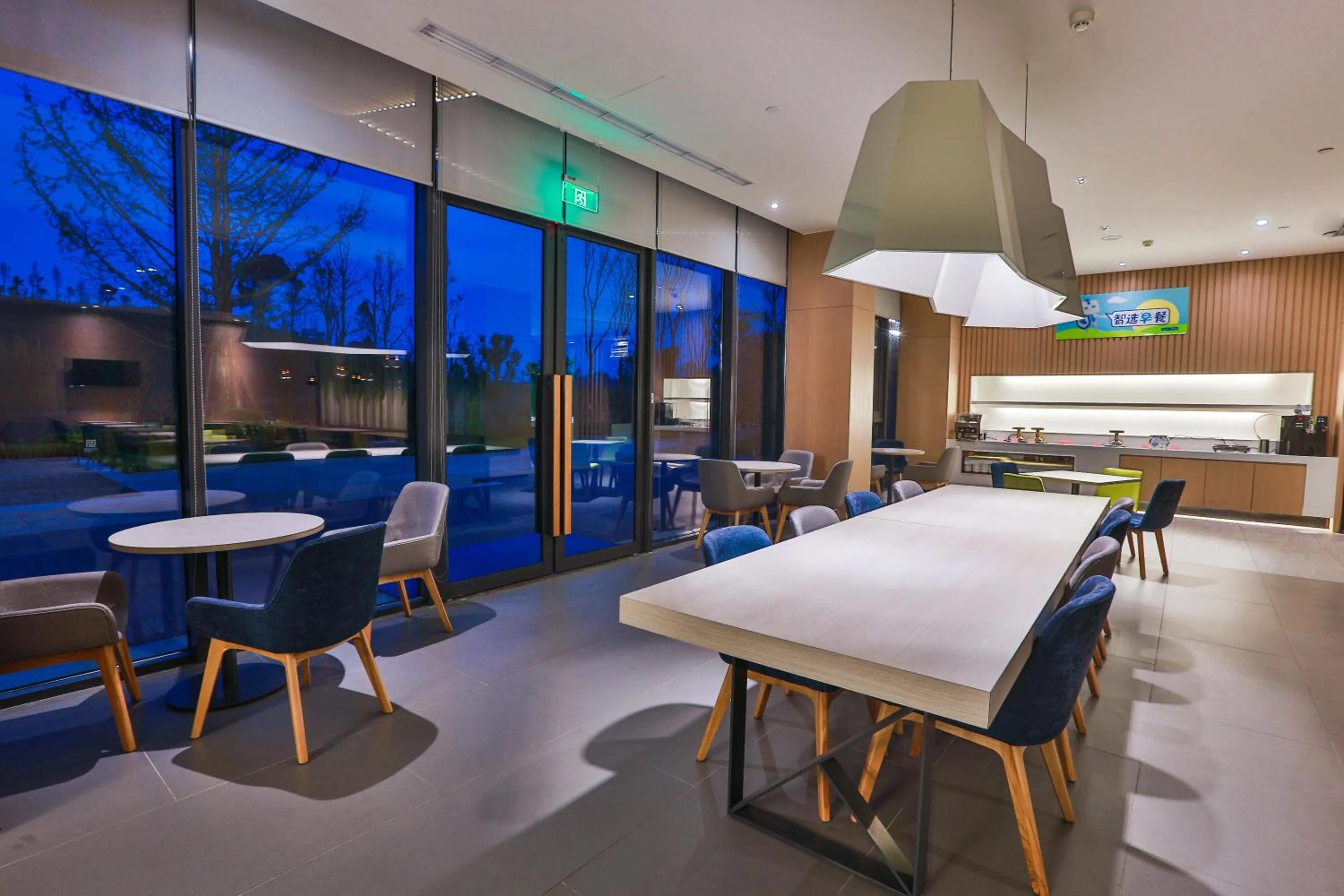 Restaurant/places to eat in Holiday Inn Express Emei Mountain, an IHG Hotel