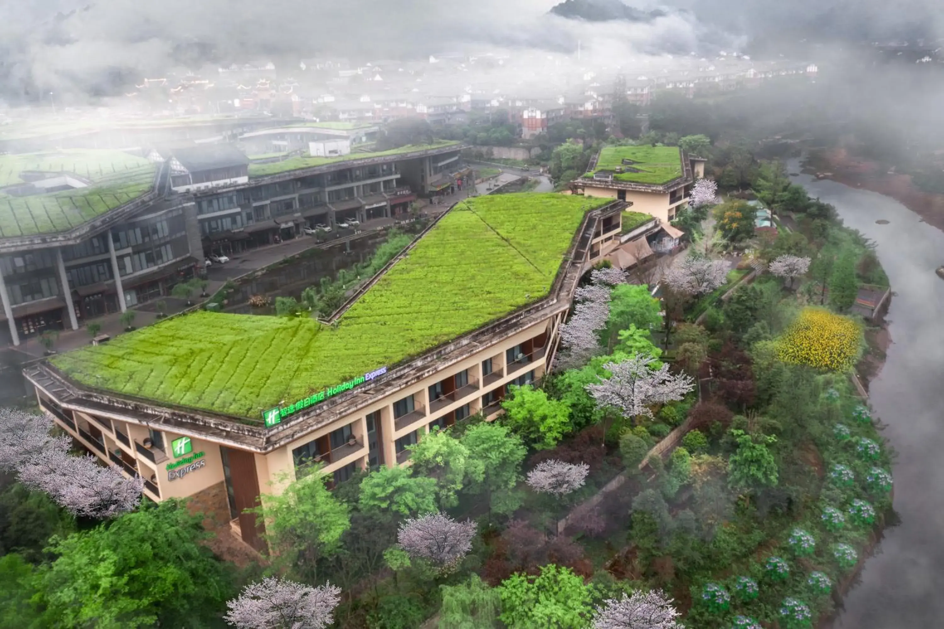 Property building in Holiday Inn Express Emei Mountain, an IHG Hotel Property building in Holiday Inn Express Emei Mountain, an IHG Hotel