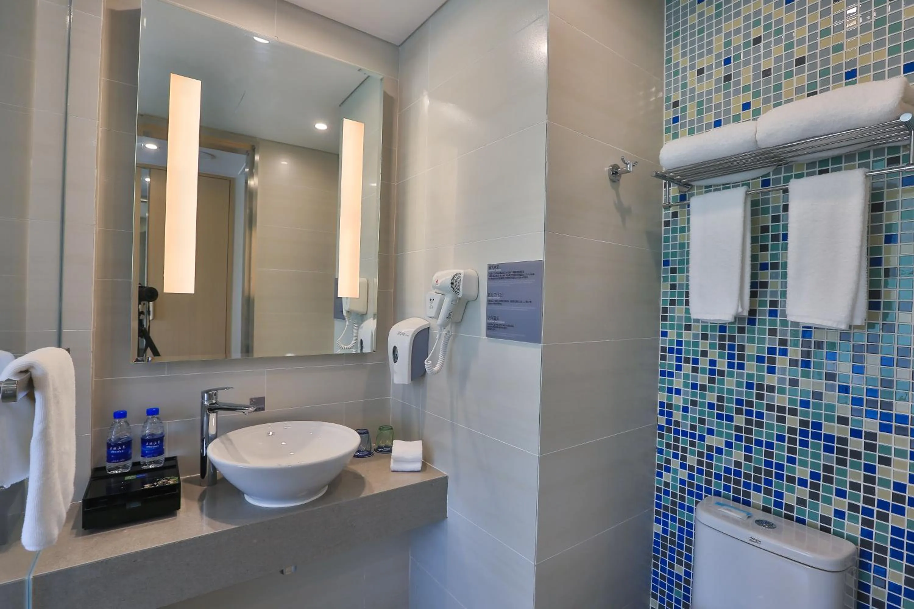 Bathroom in Holiday Inn Express Emei Mountain, an IHG Hotel