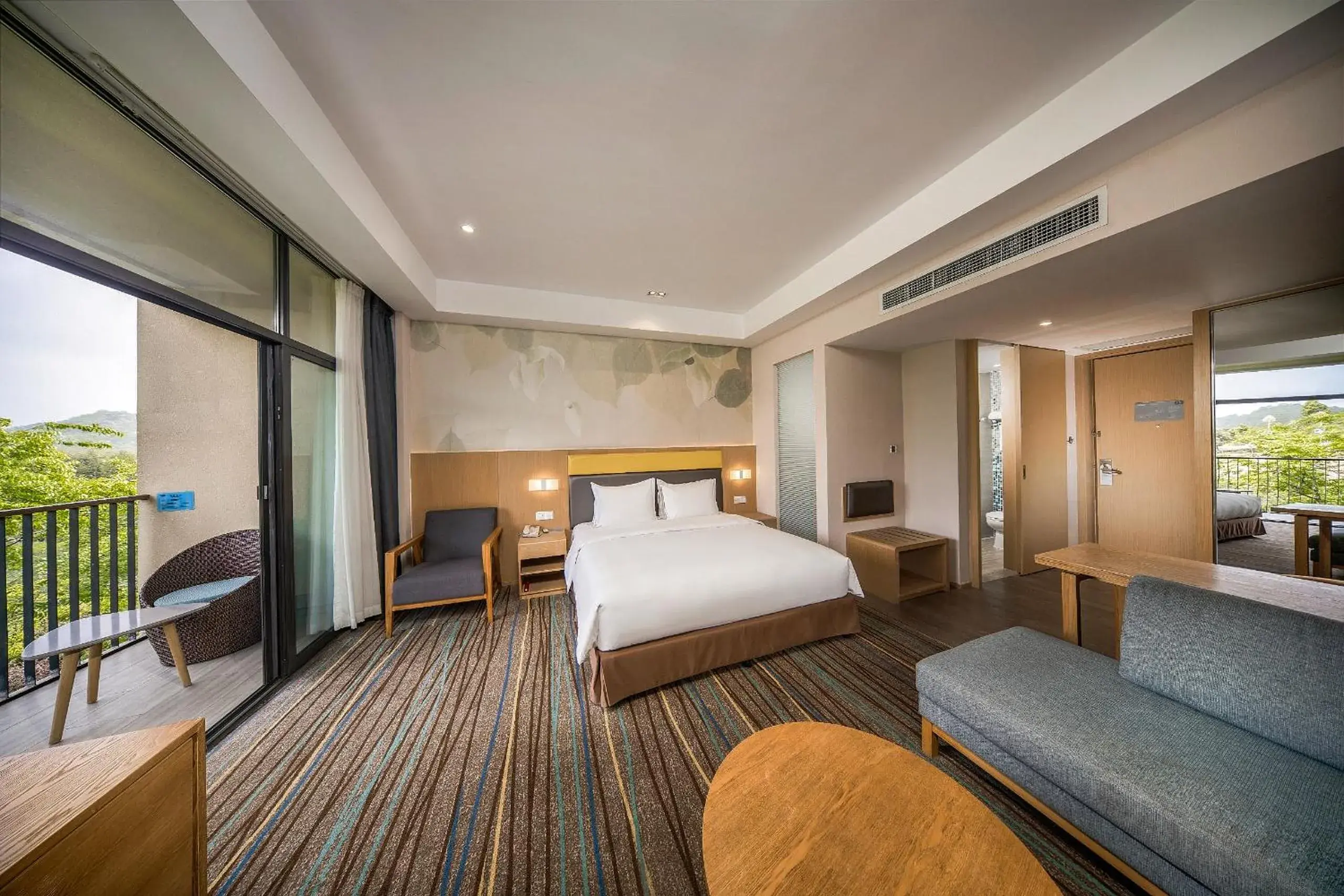 Photo of the whole room in Holiday Inn Express Emei Mountain, an IHG Hotel Photo of the whole room in Holiday Inn Express Emei Mountain, an IHG Hotel