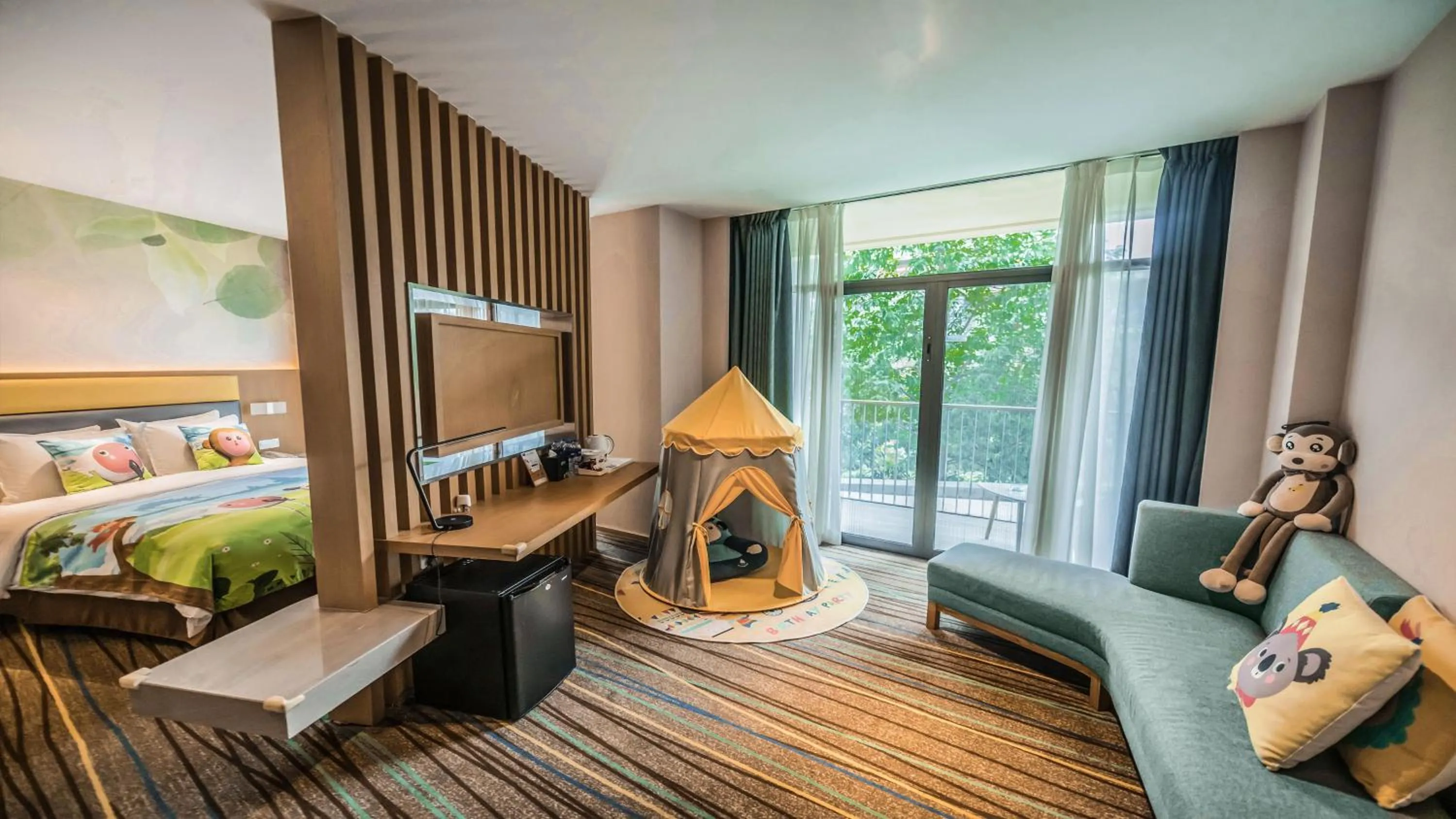 Photo of the whole room in Holiday Inn Express Emei Mountain, an IHG Hotel