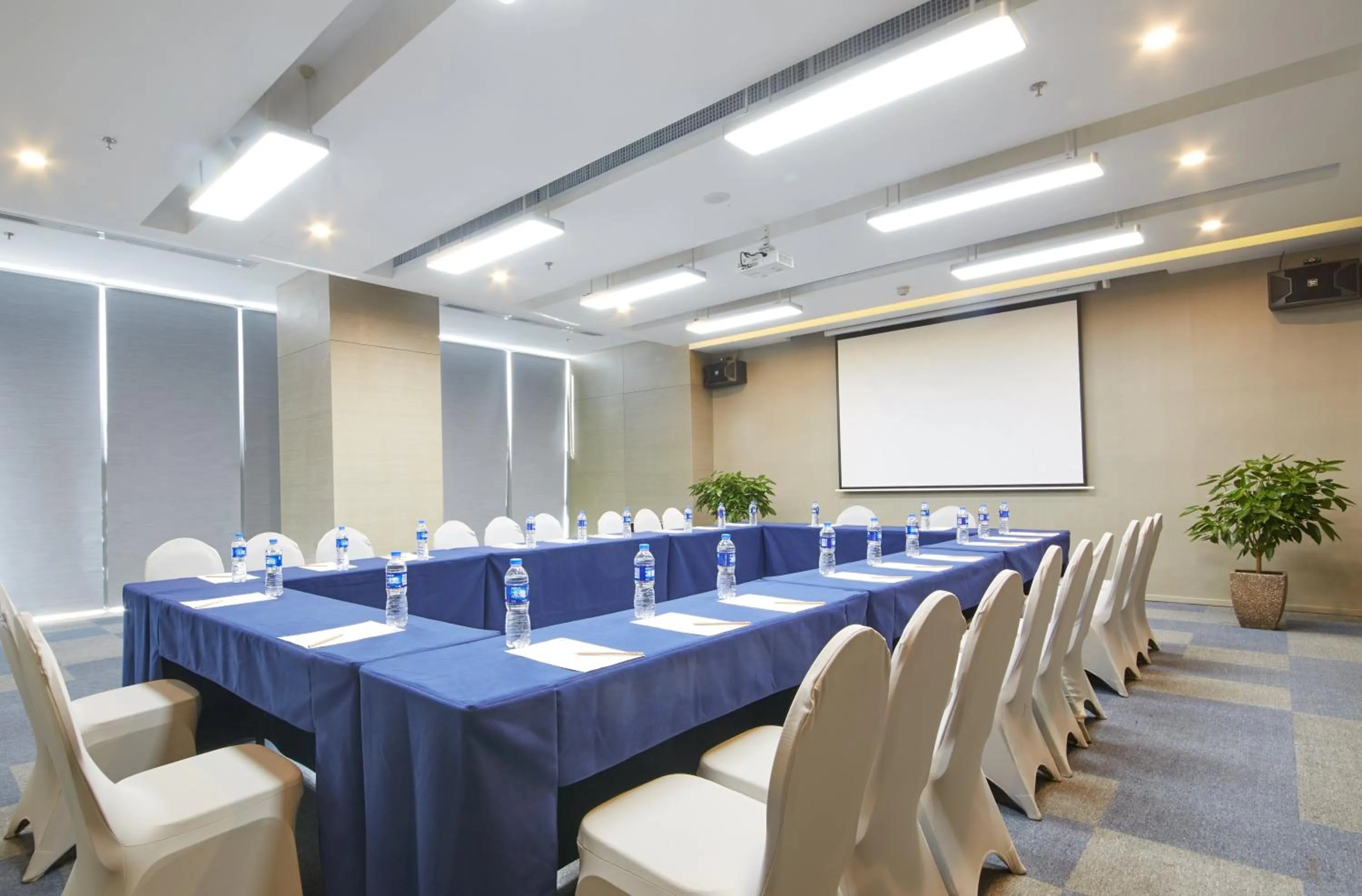 Meeting/conference room in Holiday Inn Express Panjin Downtown by IHG