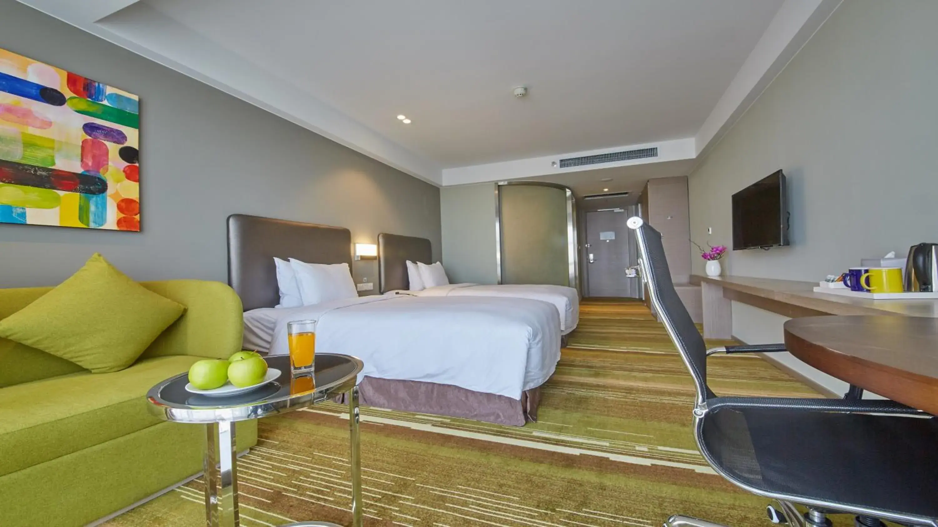 Photo of the whole room, Bed in Holiday Inn Express Panjin Downtown by IHG Photo of the whole room, Bed in Holiday Inn Express Panjin Downtown by IHG