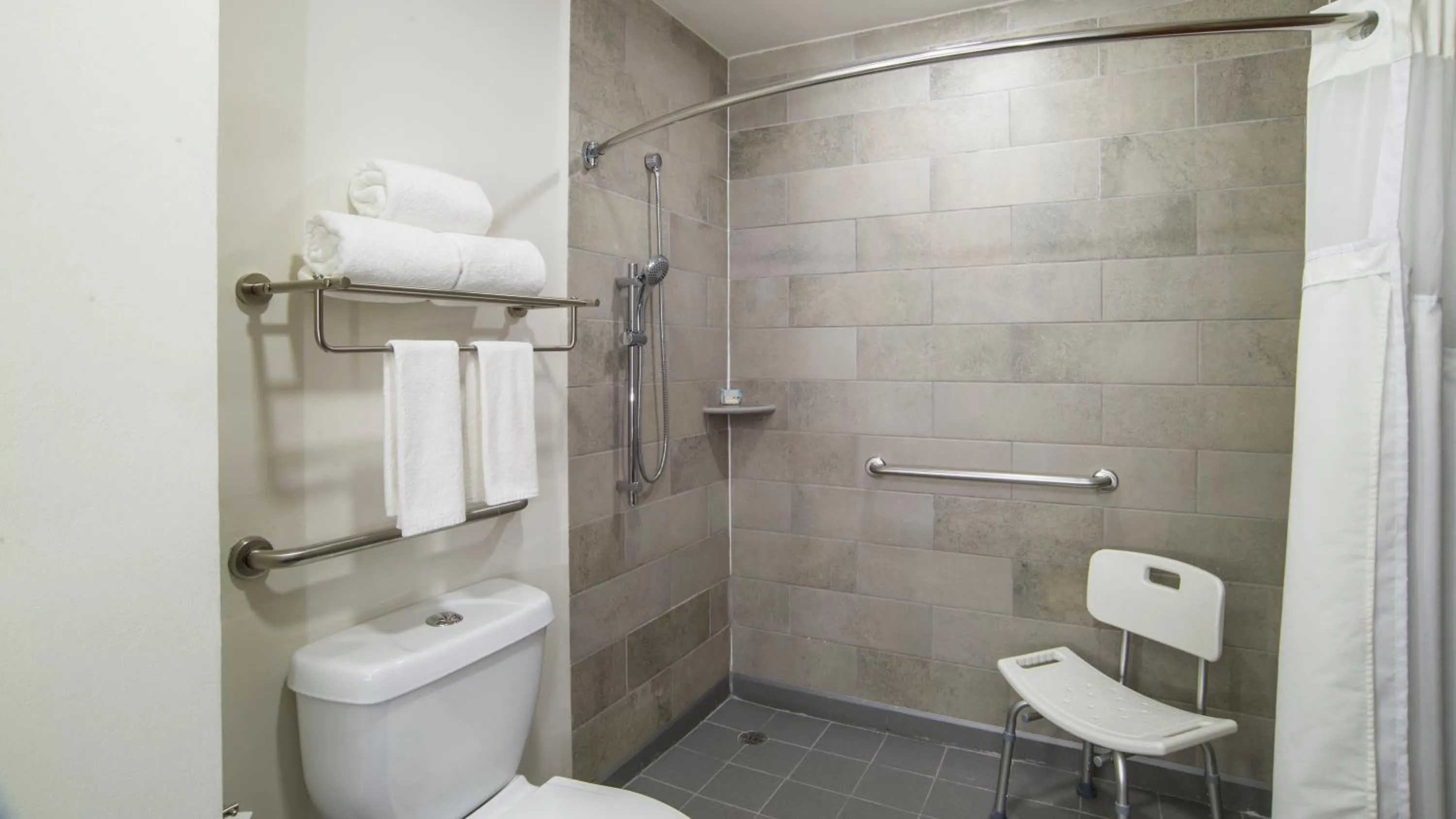 Bathroom in Holiday Inn Express & Suites - Ciudad Obregon by IHG