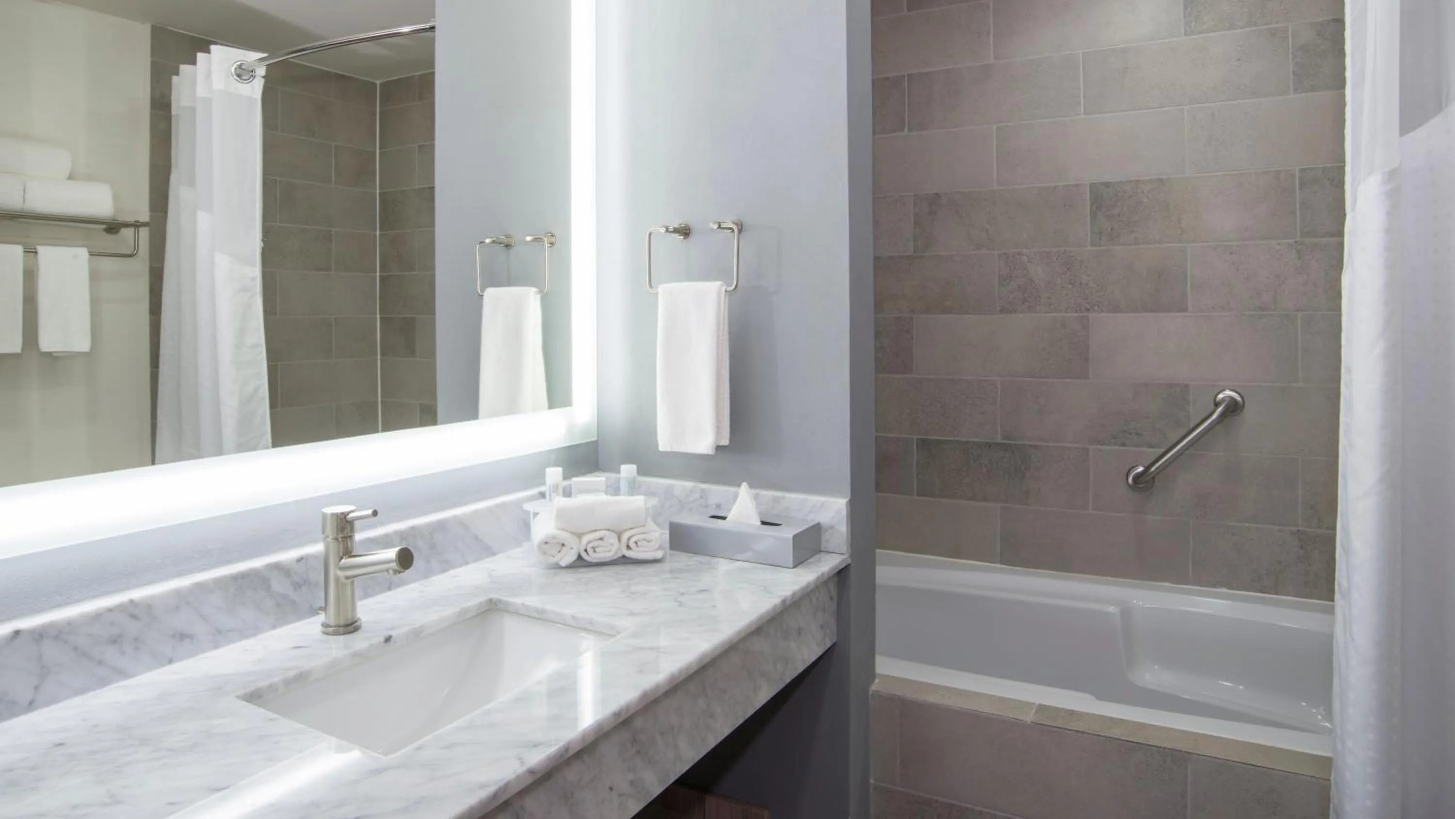 Bathroom in Holiday Inn Express & Suites - Ciudad Obregon by IHG