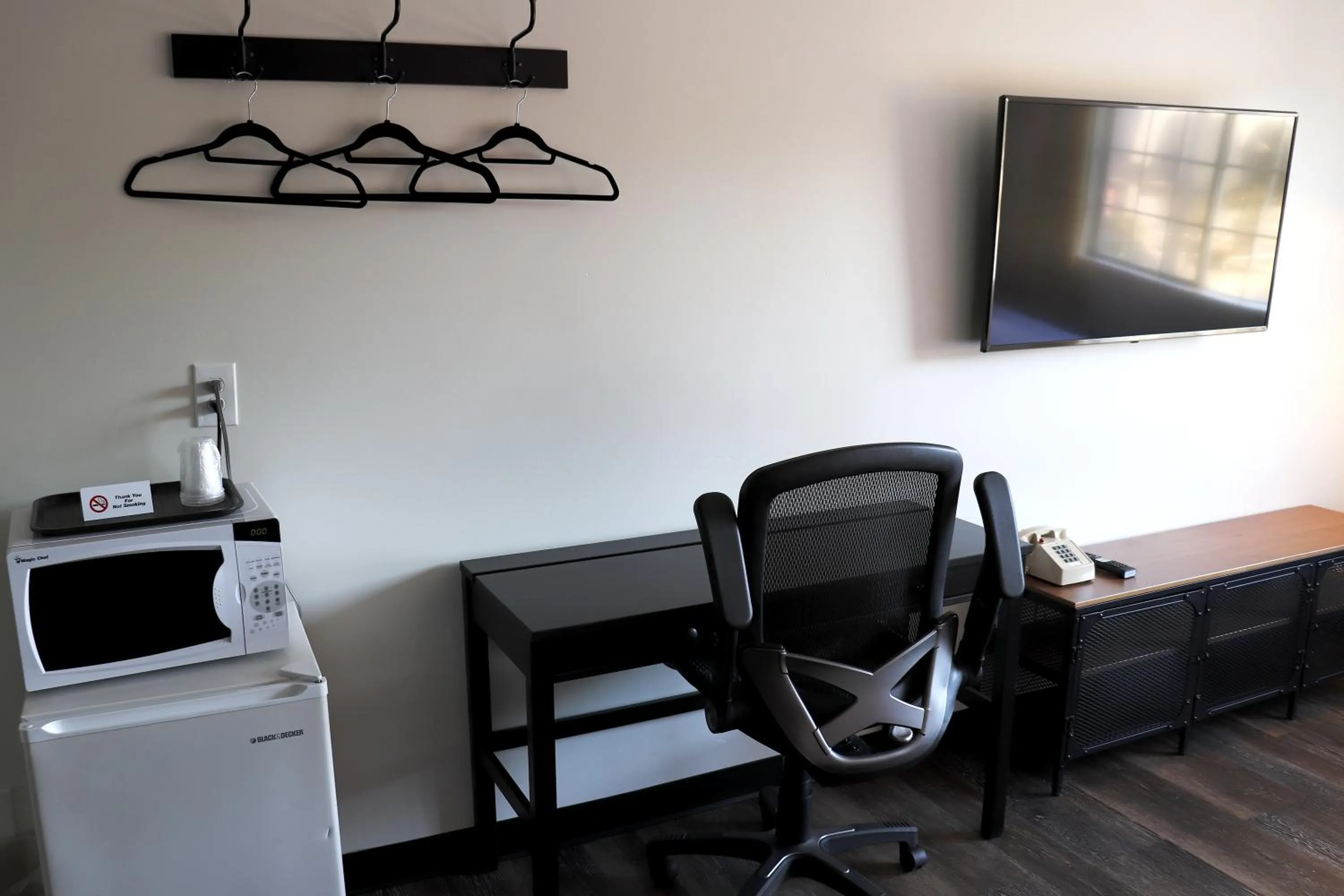Toilet in Best Lynnwood Inn