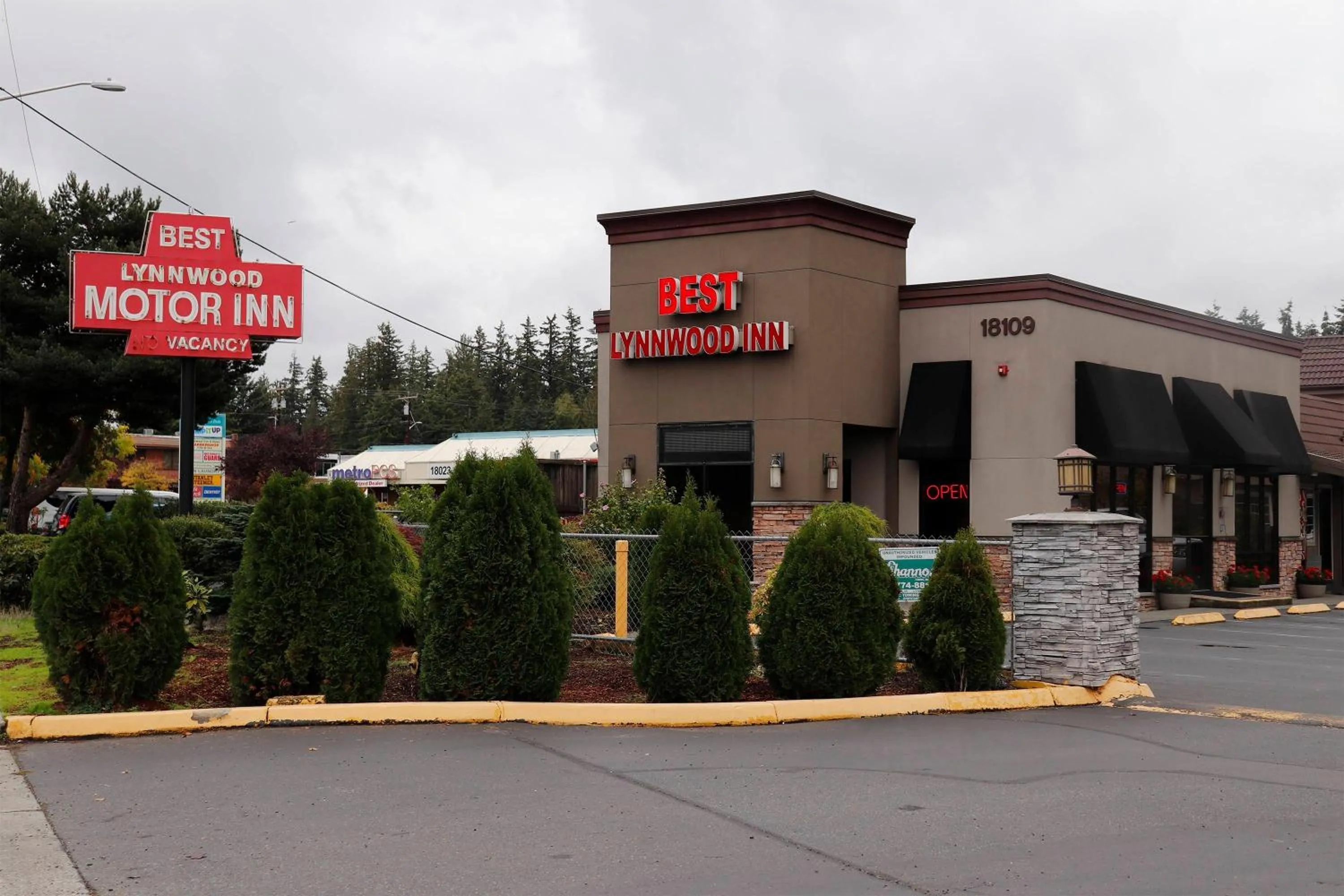Property building in Best Lynnwood Inn
