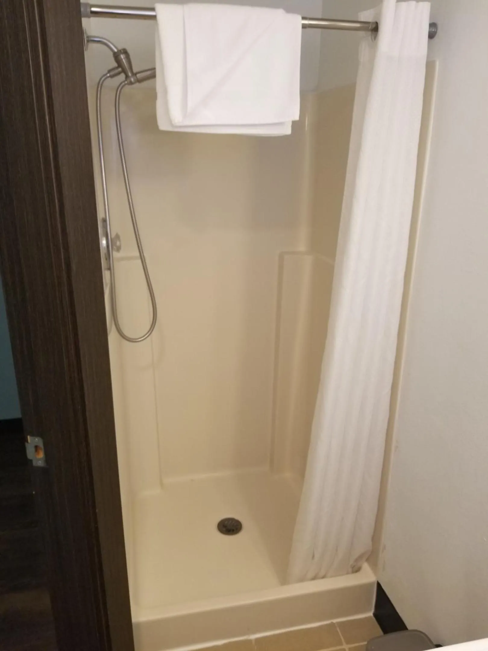 Shower in Best Lynnwood Inn