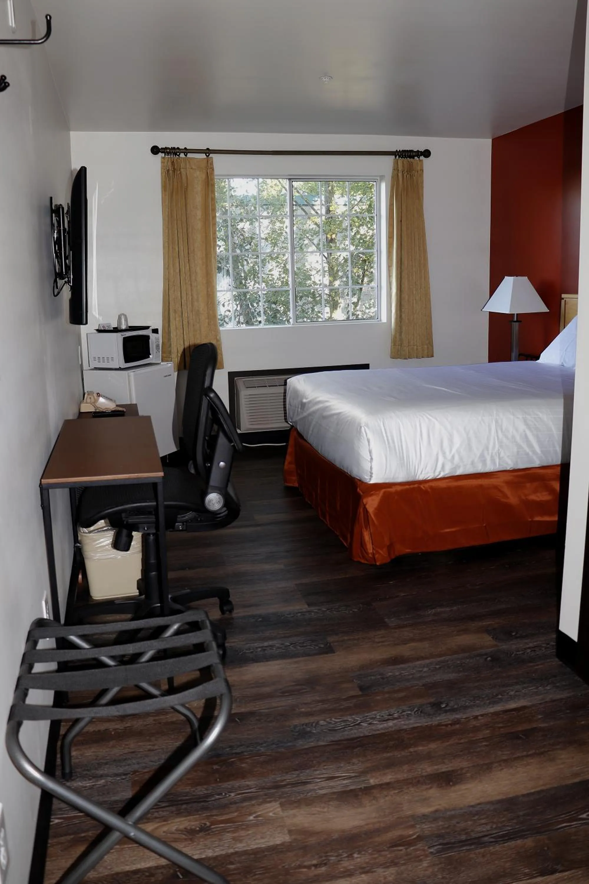 TV and multimedia, Bed in Best Lynnwood Inn