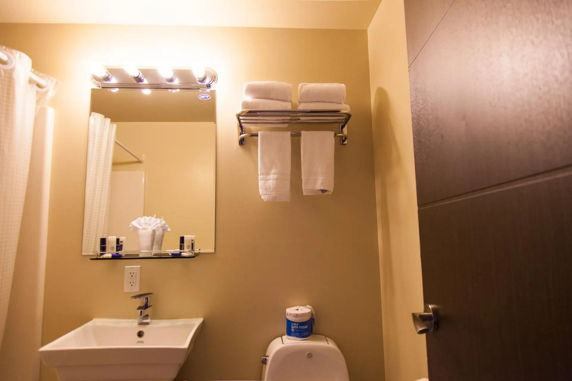 Toilet in Best Lynnwood Inn