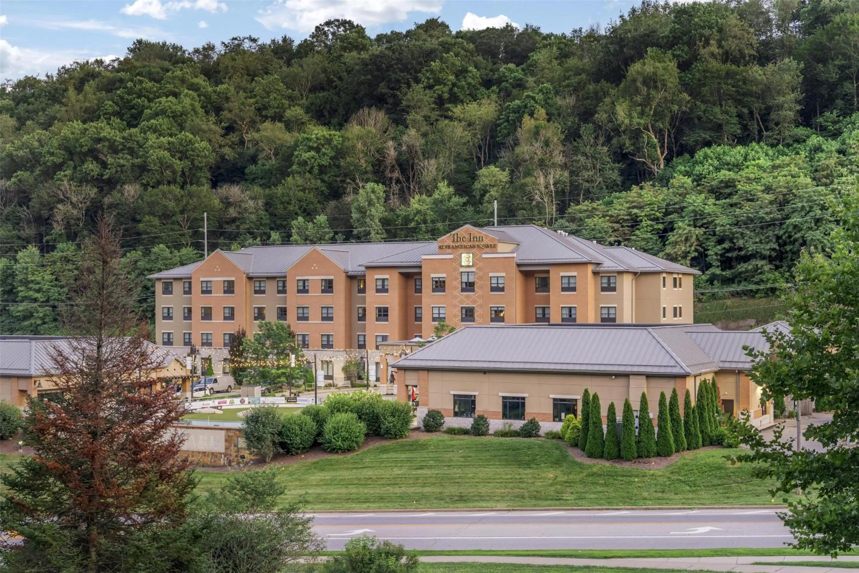 Property building in Best Western Plus Franciscan Square Inn & Suites Steubenville
