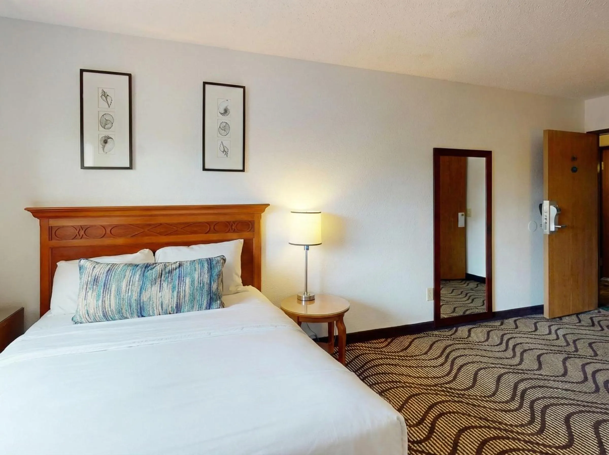 Bed in Oscoda Lakeside Hotel