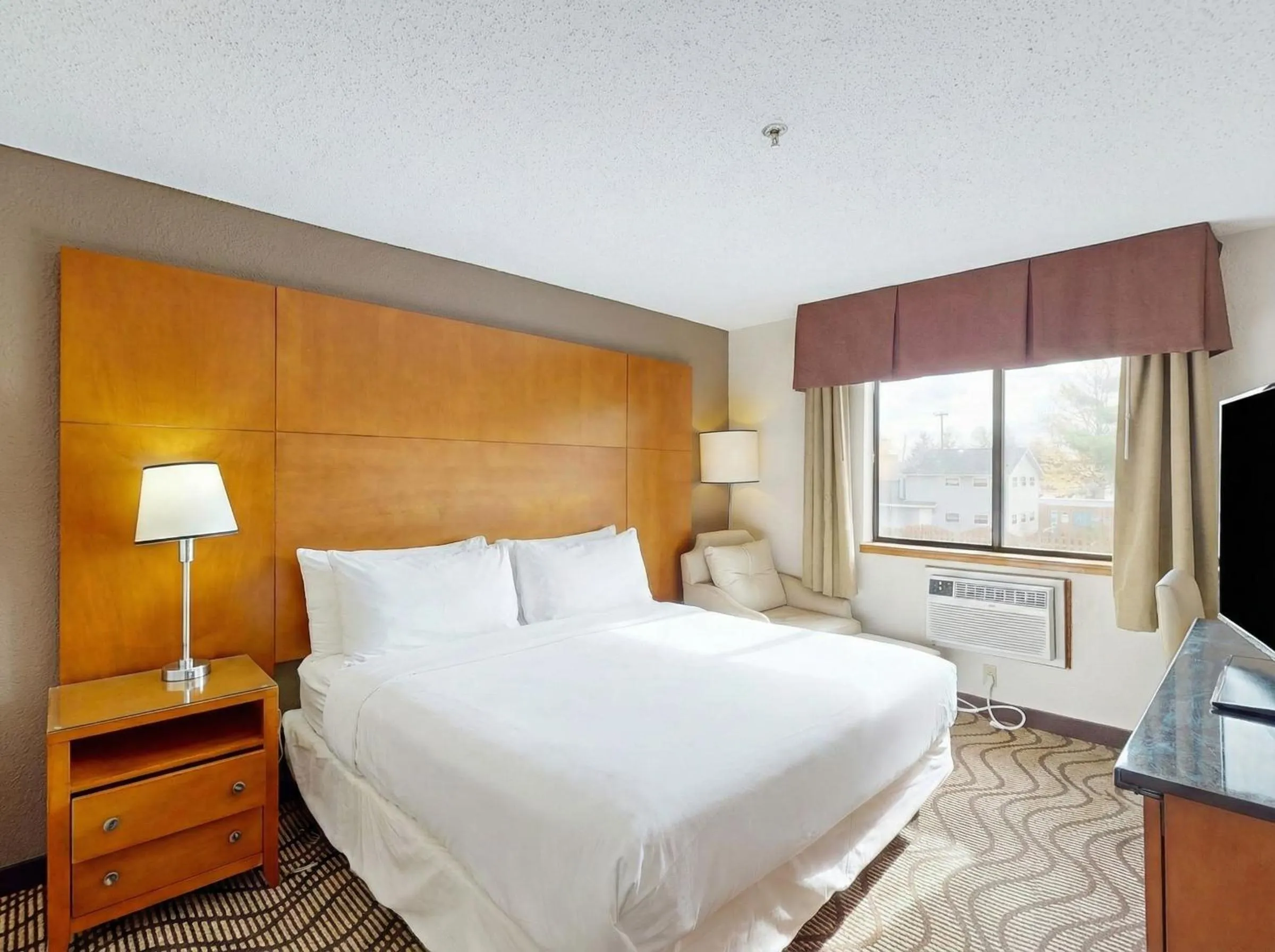 Bed in Oscoda Lakeside Hotel