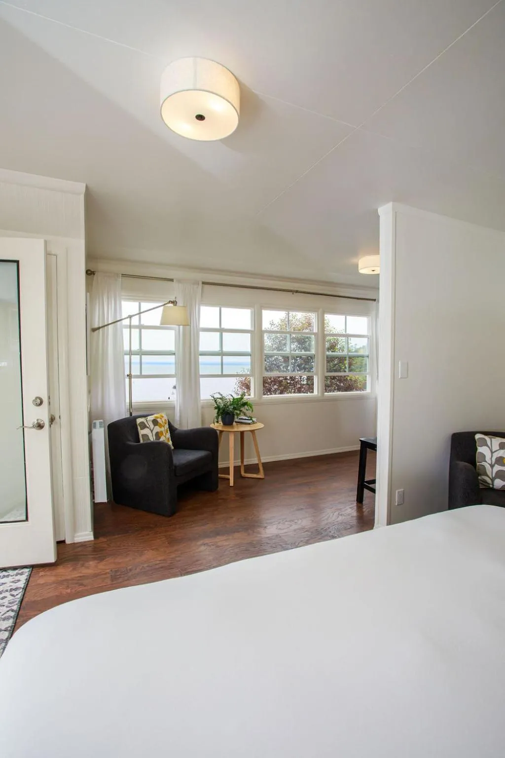 Living room, Bed in Lookout At Trinidad Bay