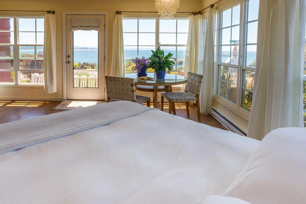 Bed in Lookout At Trinidad Bay