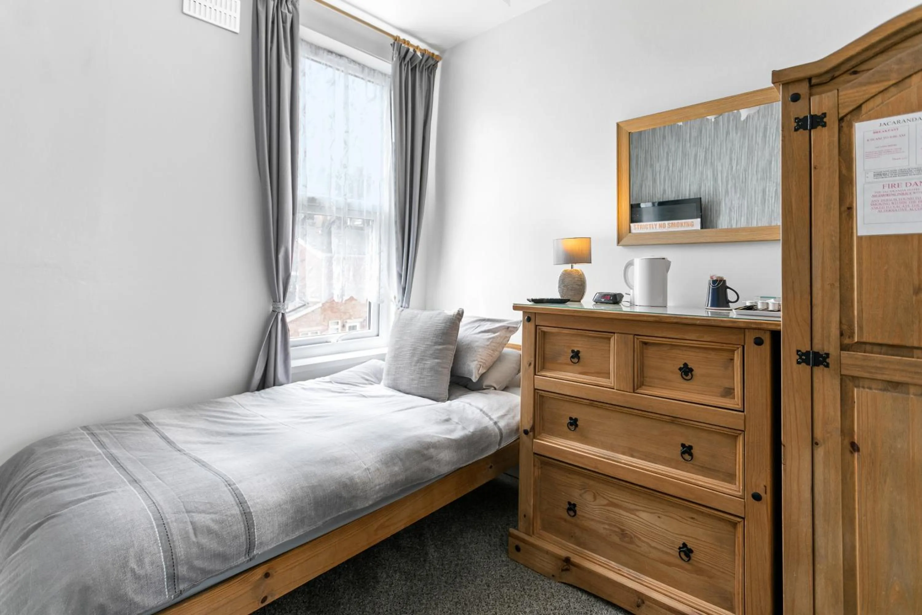 Bedroom, Bed in Jacaranda Hotel