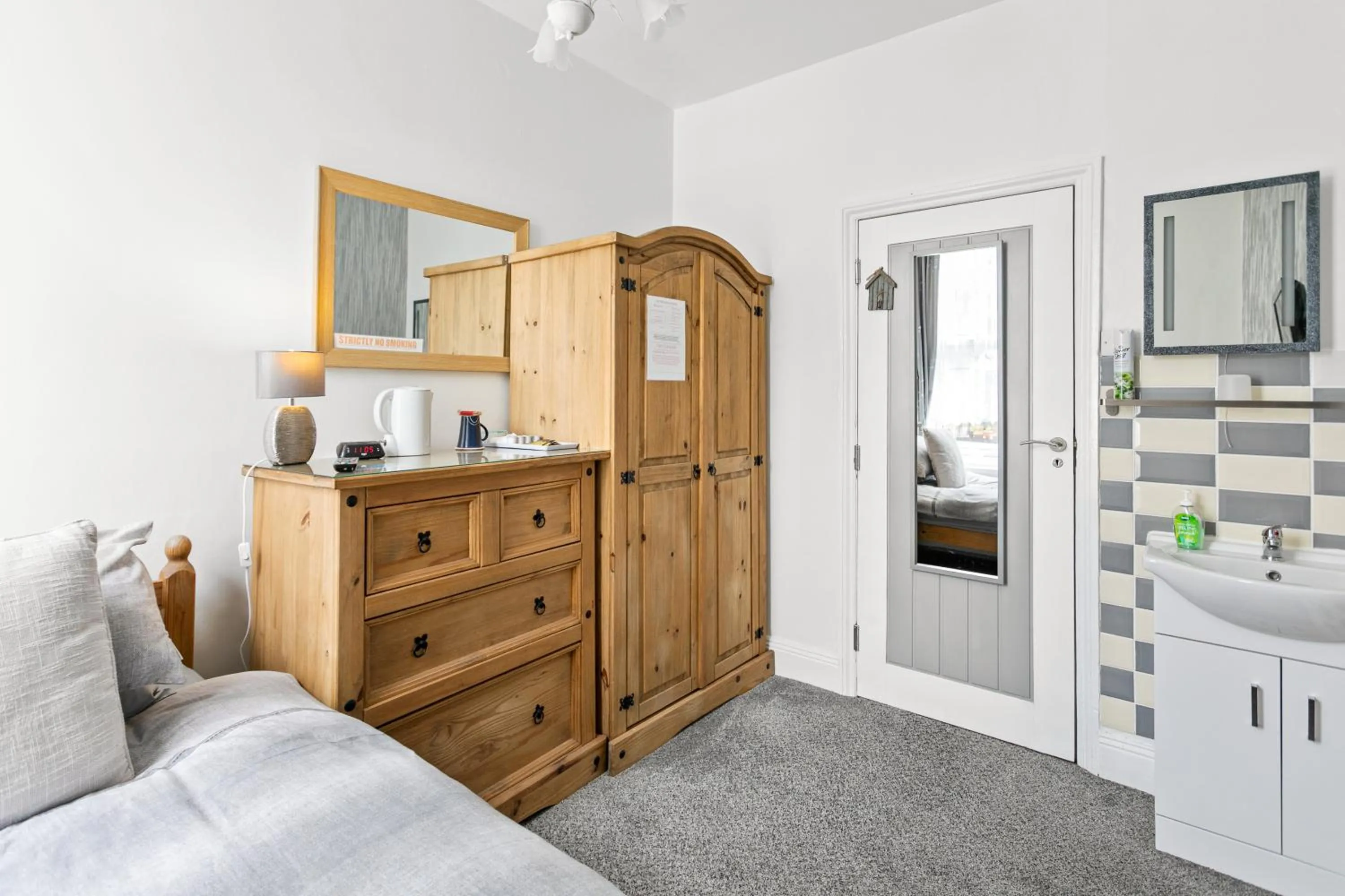 Photo of the whole room in Jacaranda Hotel