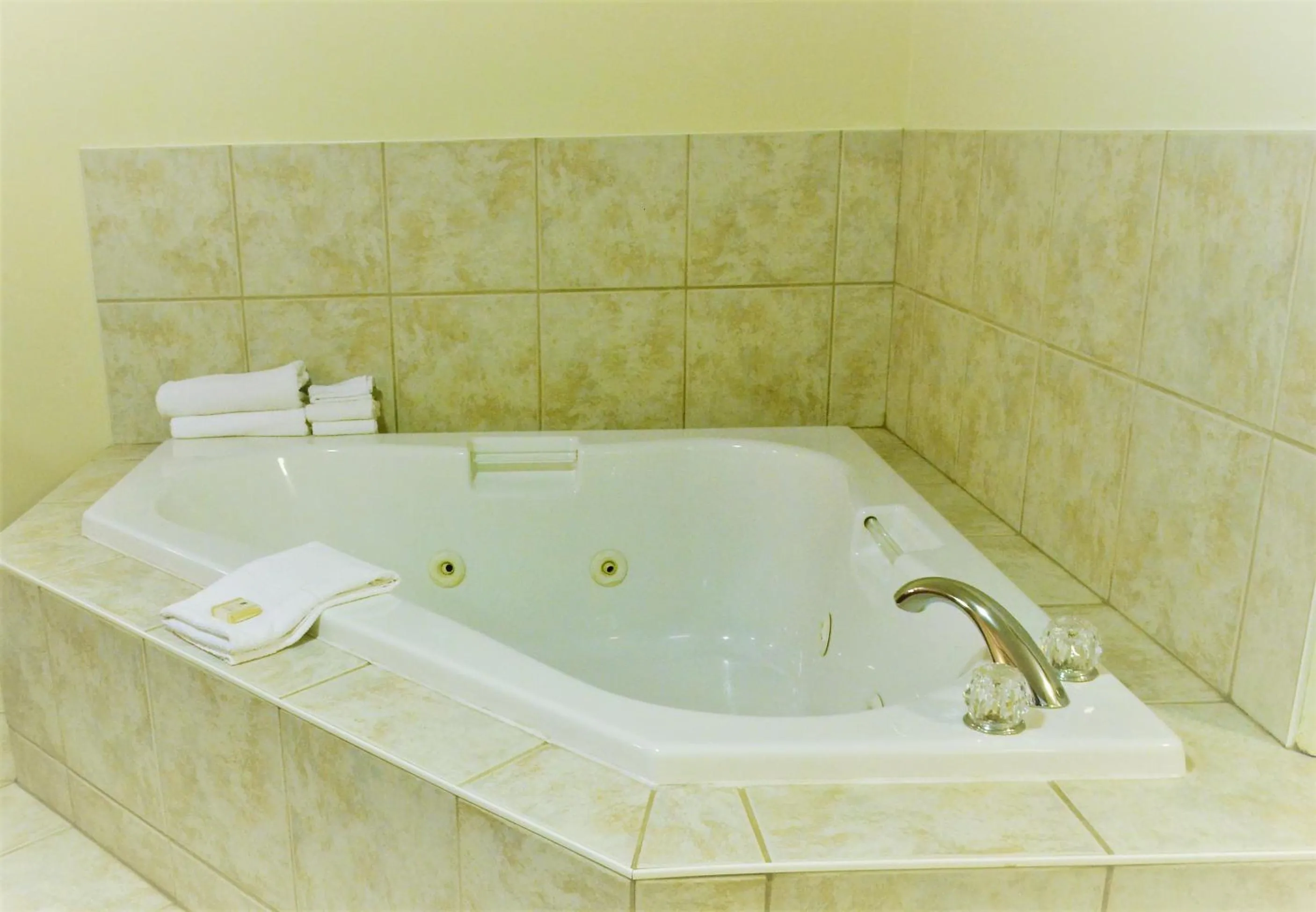 Bathroom in Aurora Park Inn & Suites