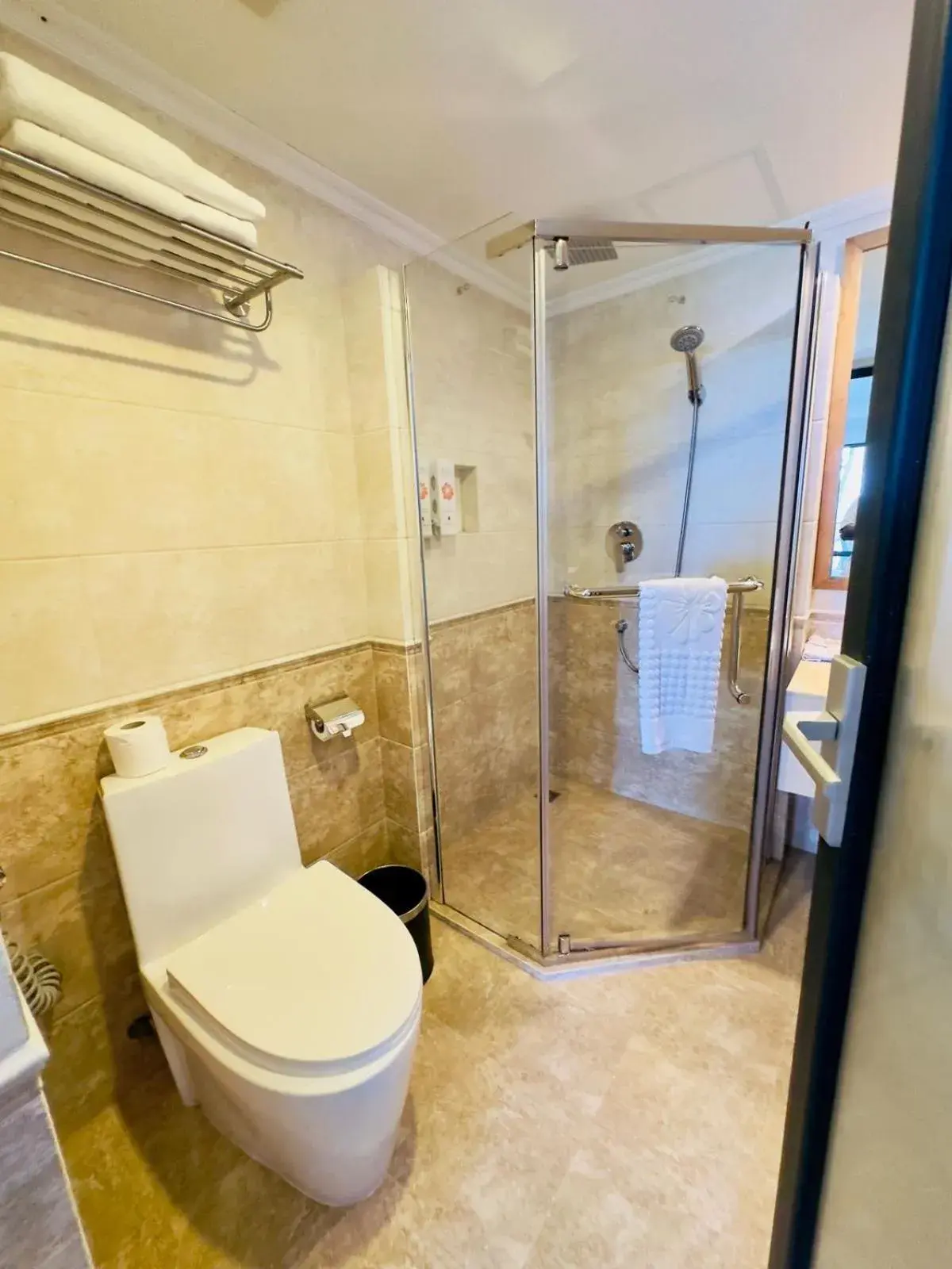 Shower in Kaani Grand Seaview Shower in Kaani Grand Seaview