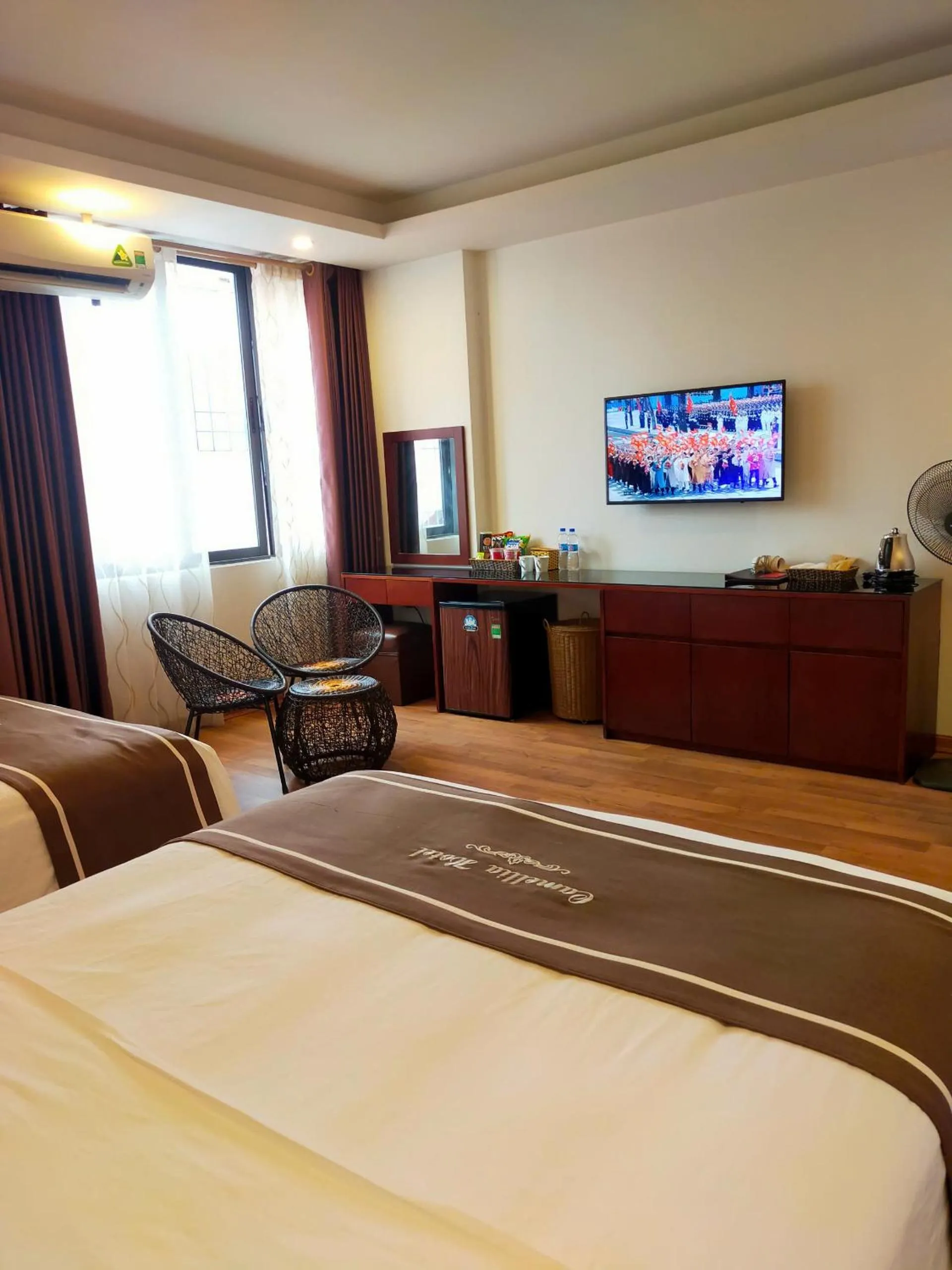 Communal lounge/ TV room, Bed in Camellia Hotel
