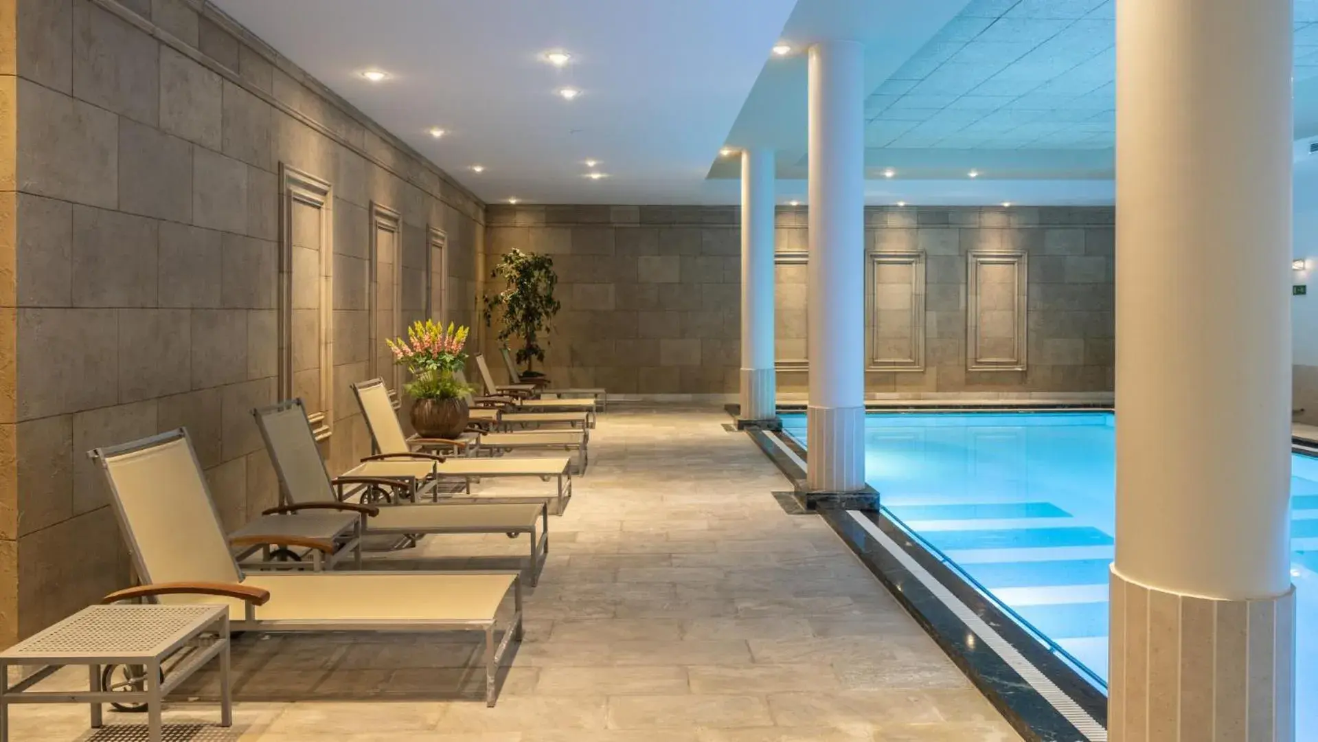 Swimming pool in Hyllit Hotel Swimming pool in Hyllit Hotel