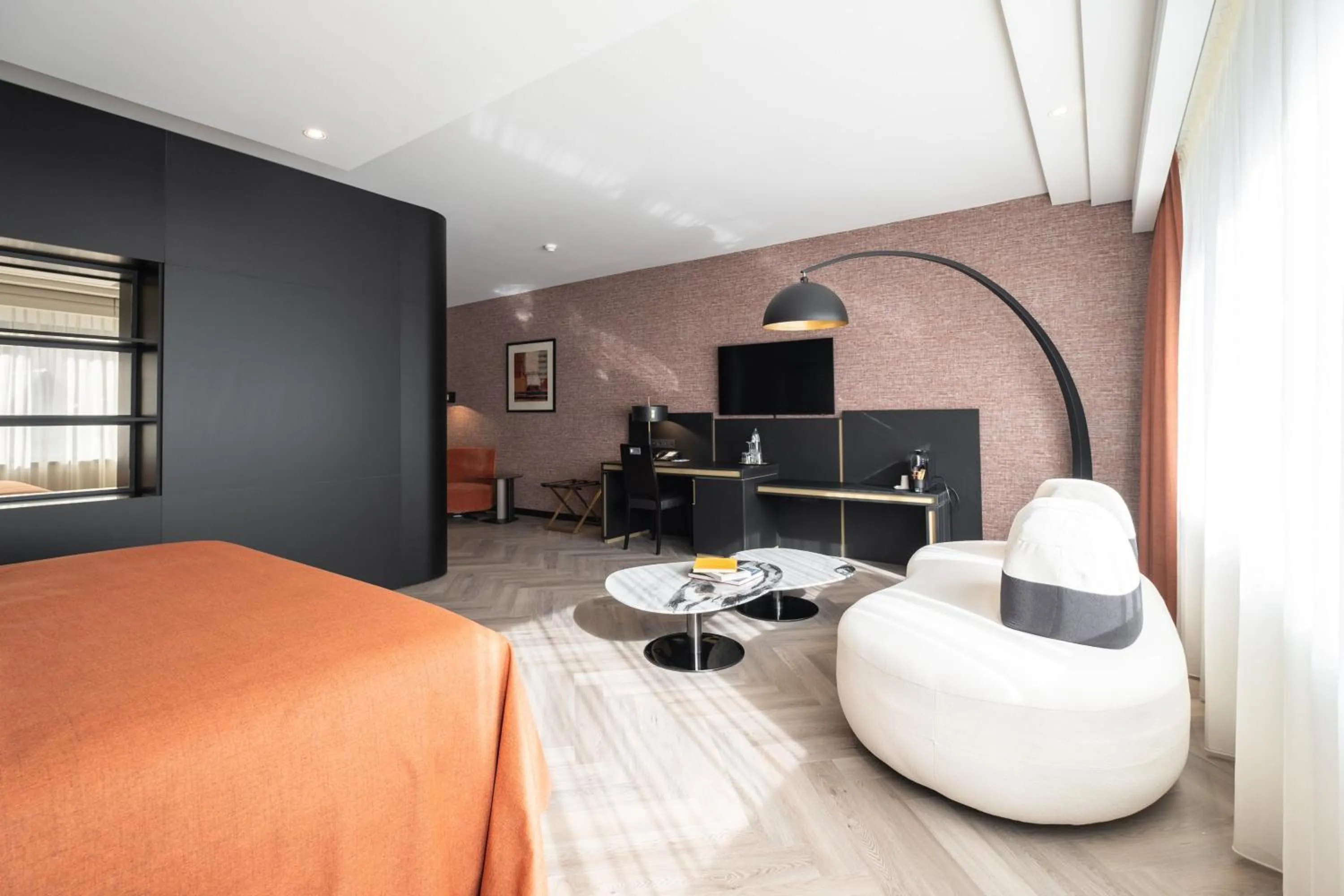 Seating area, Bed in Hyllit Hotel