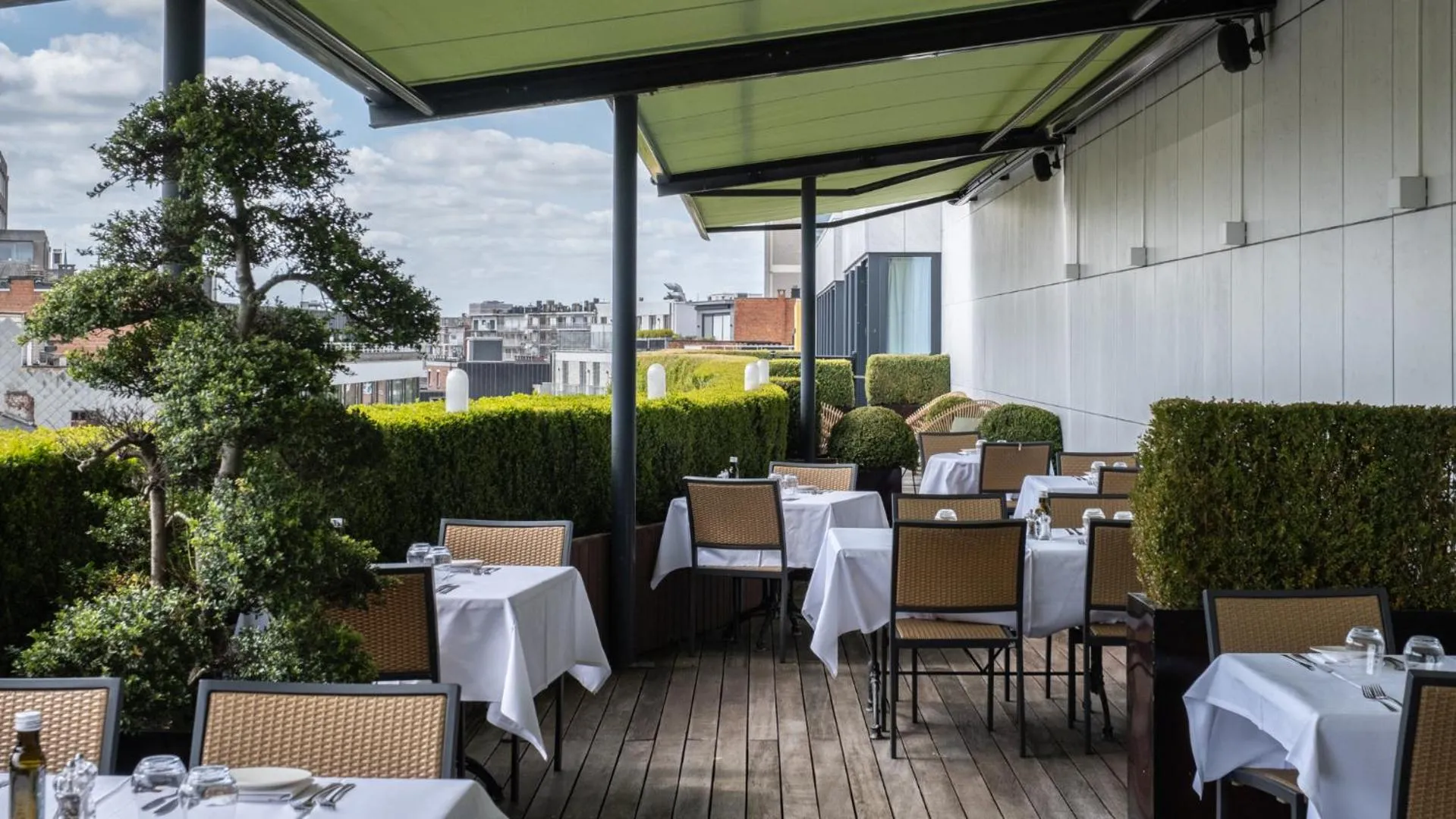 Restaurant/places to eat in Hyllit Hotel