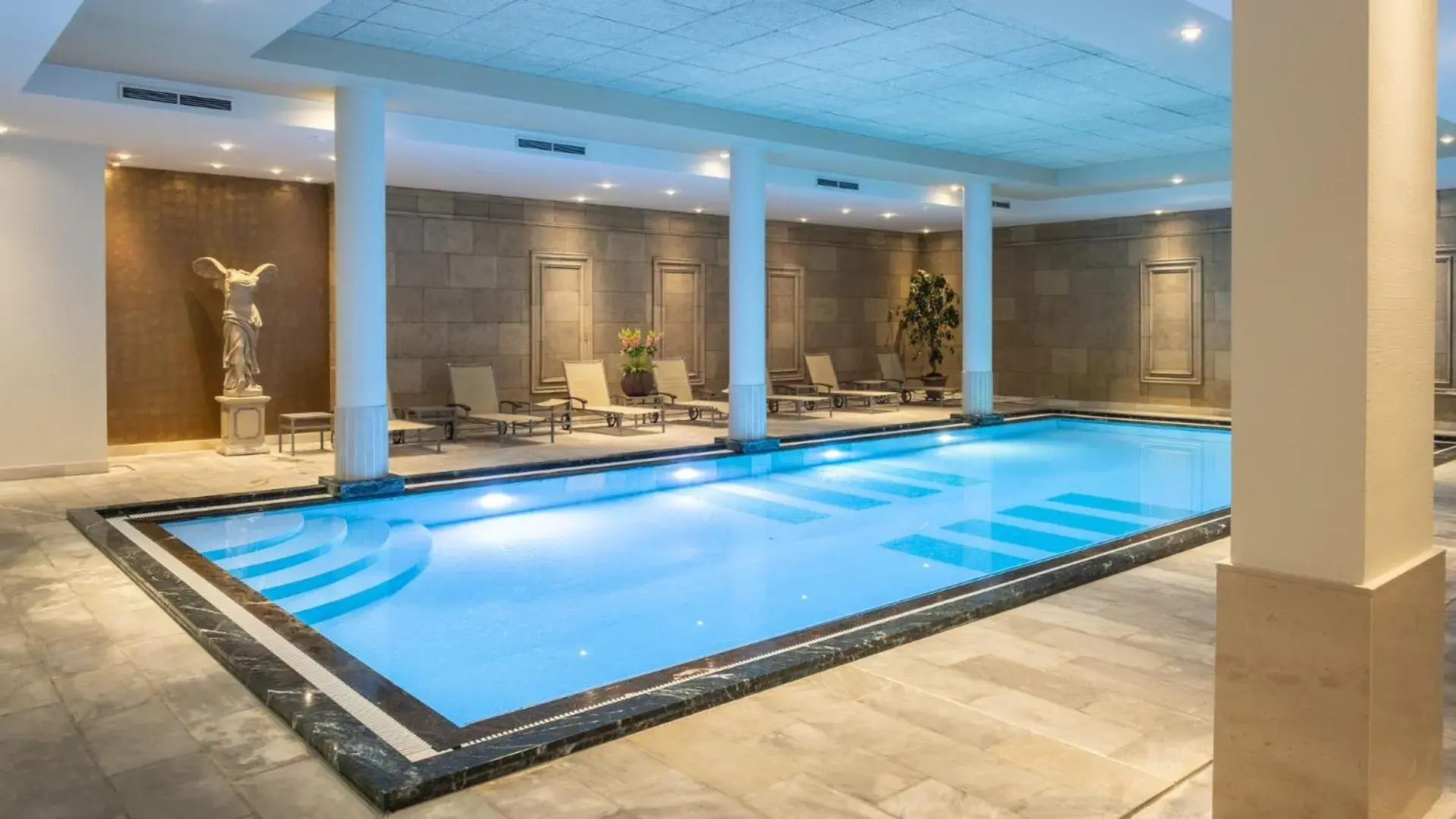 Swimming pool in Hyllit Hotel Swimming pool in Hyllit Hotel