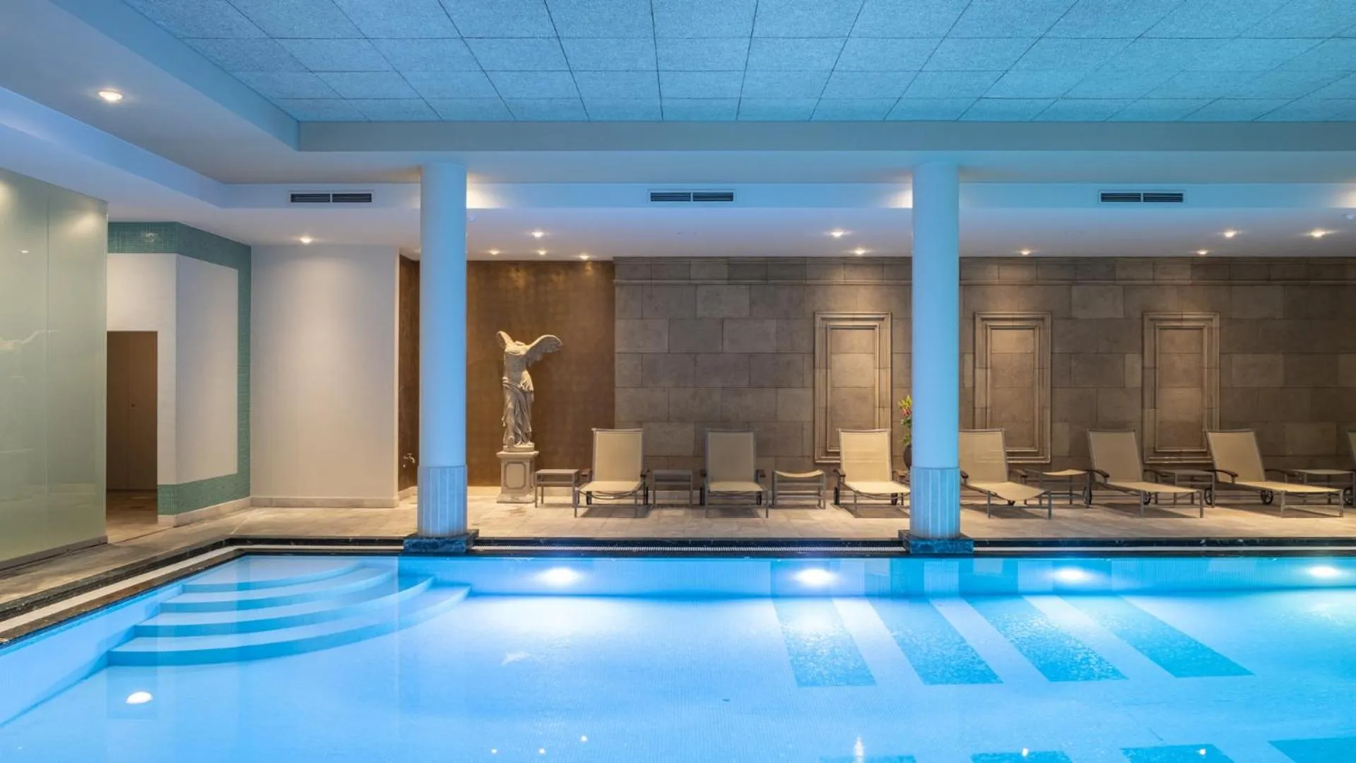 Swimming pool in Hyllit Hotel